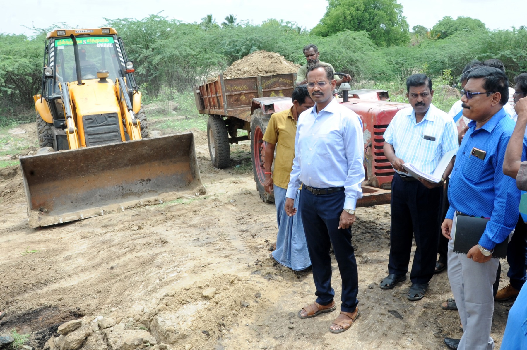 தூர்வாரும் பணிகளை ஆய்வு செய்த மாவட்ட ஆட்சியர்