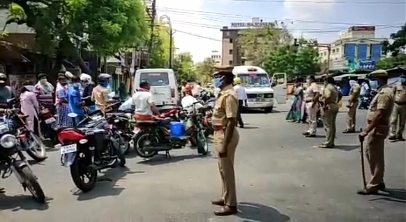 ஊரடங்கை மீறி வெளியே செல்லும் பொதுமக்கள்