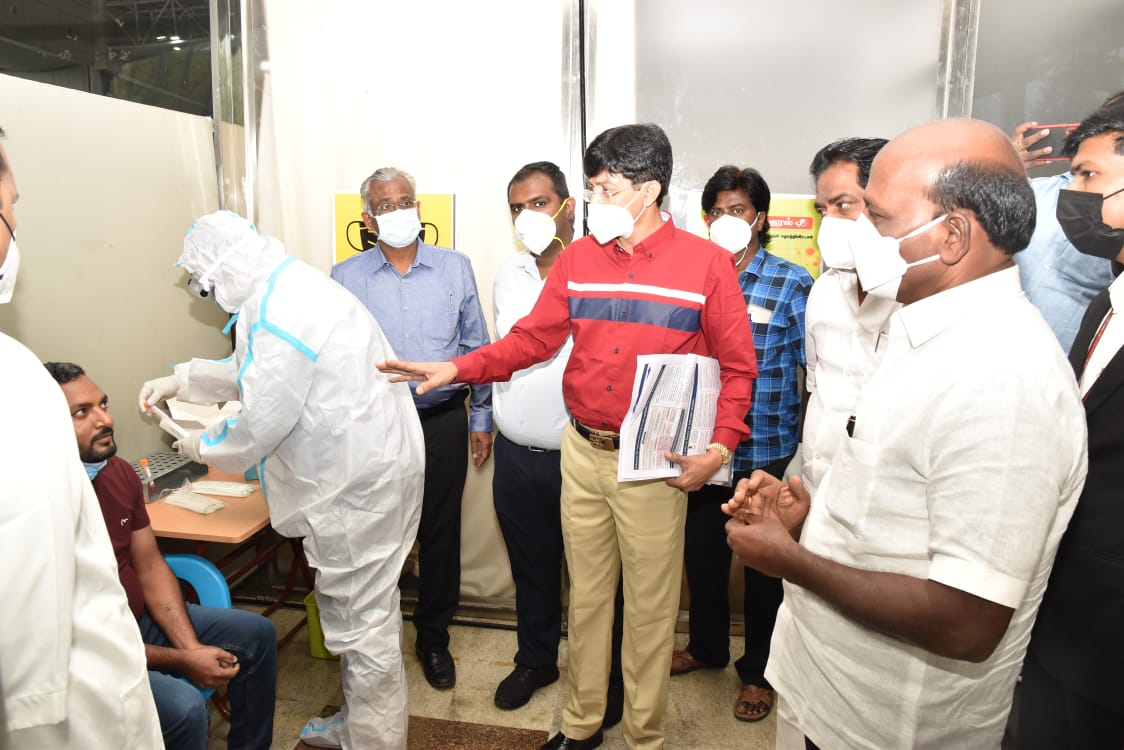 omicron precautions, madurai airport, tn health minister ma subramanian, omicron test, airport news, madurai airport news, ஒமைக்ரான் பரிசோதனை, மா சுப்பிரமணியன், தடுப்பூசி செலுத்திக் கொள்ள வேண்டும், கரோனா தடுப்பூசி, சுகாதாரத்துறை அமைச்சர் பேட்டி, ஒமைக்ரான்