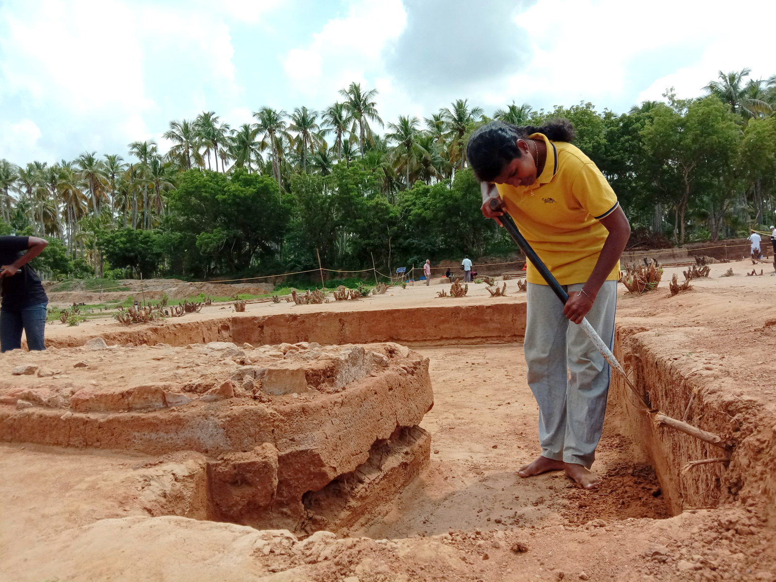 keezhadi archealogy student created history  keezhadi excavation latest news  Archeology students who made new history  கீழடி அகழாய்வுப் பணிகள்  தொல்லியல் பயிலும் மாணவியர் பொன்.அதிதி, சுபலட்சுமி, சுருதிமோள்  கீழடி களத்தில் புதிய வரலாறு படைக்கும் தொல்லியல் மாணவிகள்