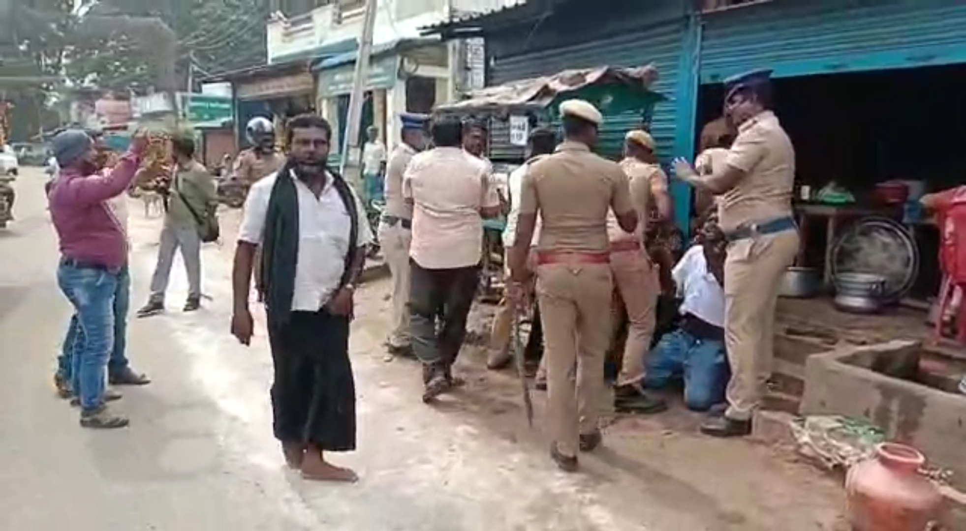 alanganallur stone pelting