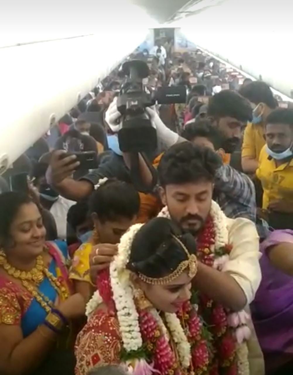 Couple ties knot in the flight