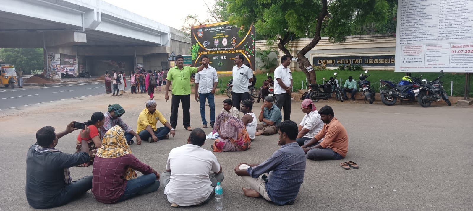 ஒப்பாரி போராட்டம் நடத்திய காமராசர் பல்கலைக்கழக பணியாளர்கள்...!