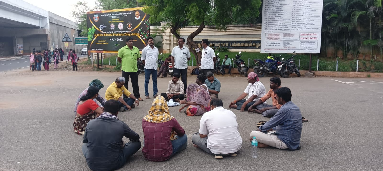 ஒப்பாரி போராட்டம் நடத்திய காமராசர் பல்கலைக்கழக பணியாளர்கள்...!