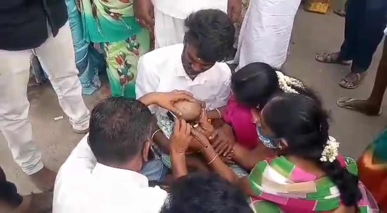 devotees tonsure in vagai river on the eve of kallazhagar landing