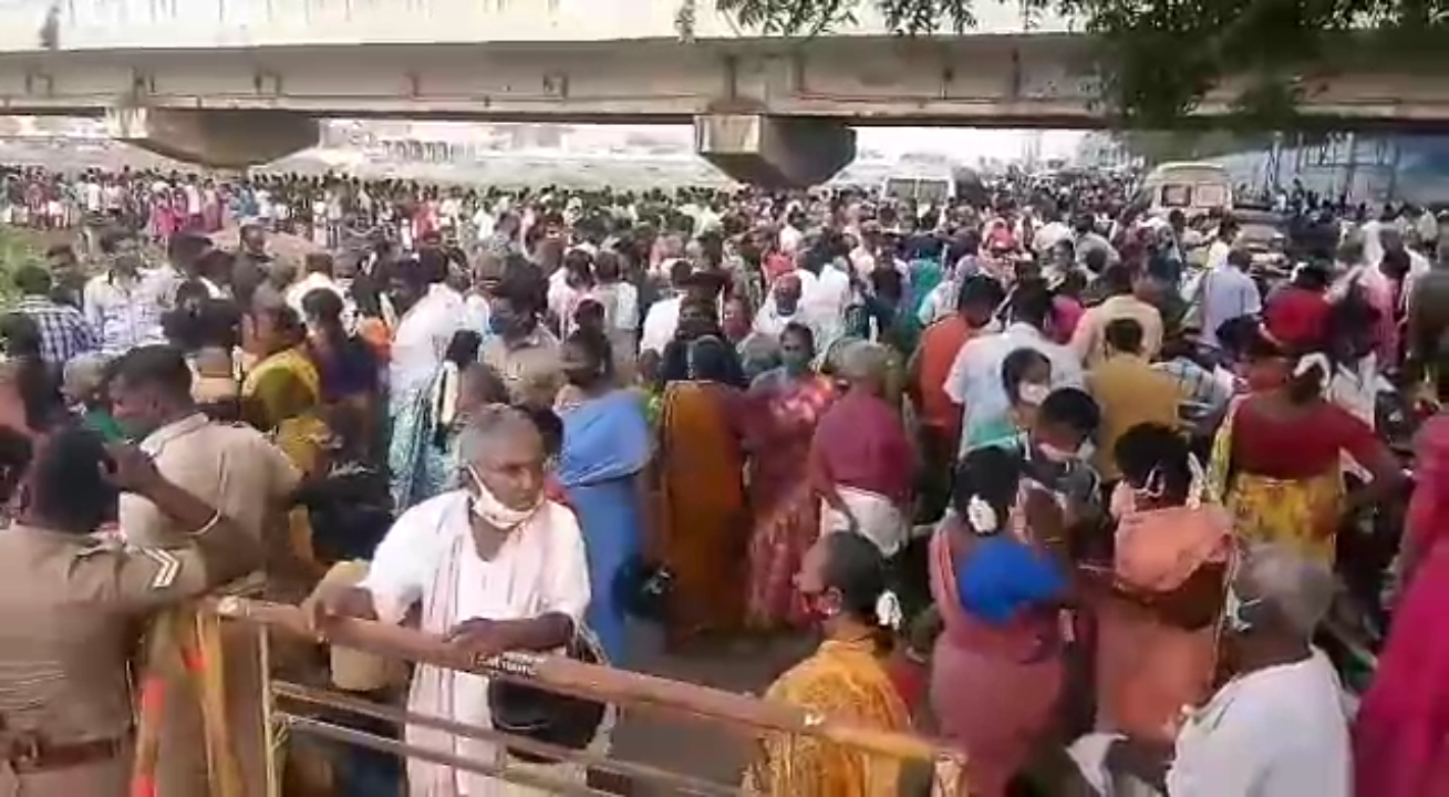 devotees tonsure in vagai river on the eve of kallazhagar landing