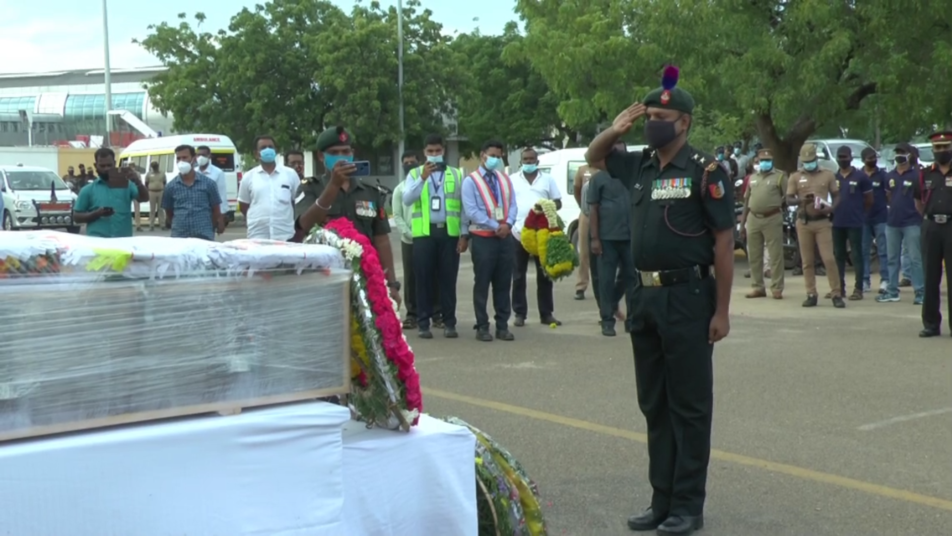 ராணுவ வீரரின் உடலுக்கு இறுதி மரியாதை செய்யும் காட்சி