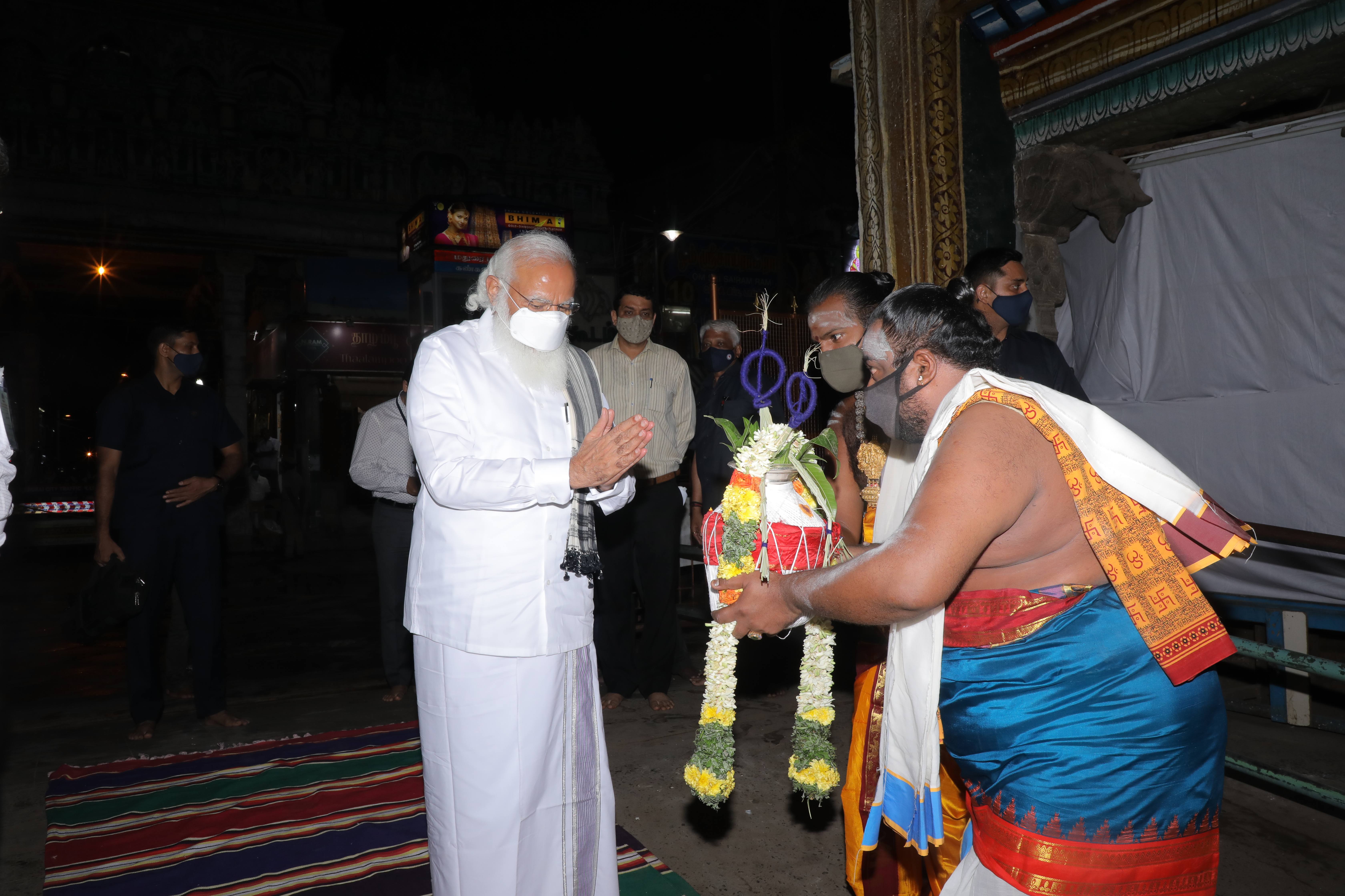 பிரதமருக்கு சிவாச்சாரியர்கள் மரியாதை