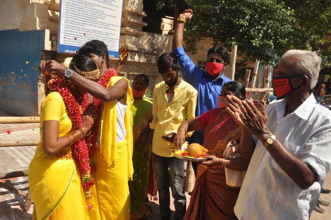 திருப்பரங்குன்றம் கோயில் வாசலில் நடந்த திருமணம்