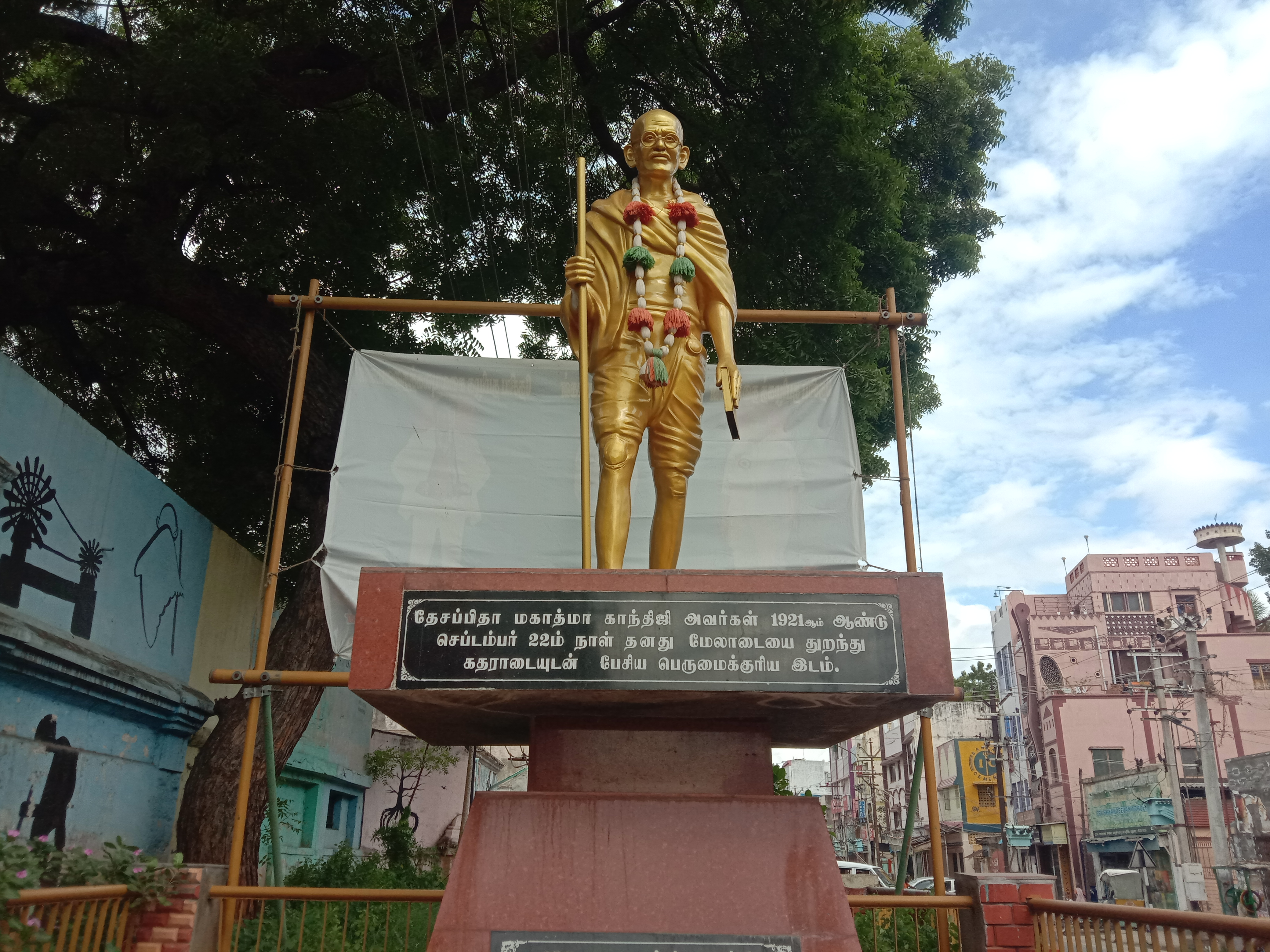 கதர் ஆடையுடன் காந்தி பேசிய இடத்தில் அவருக்கு வைக்கப்பட்டுள்ள சிலை