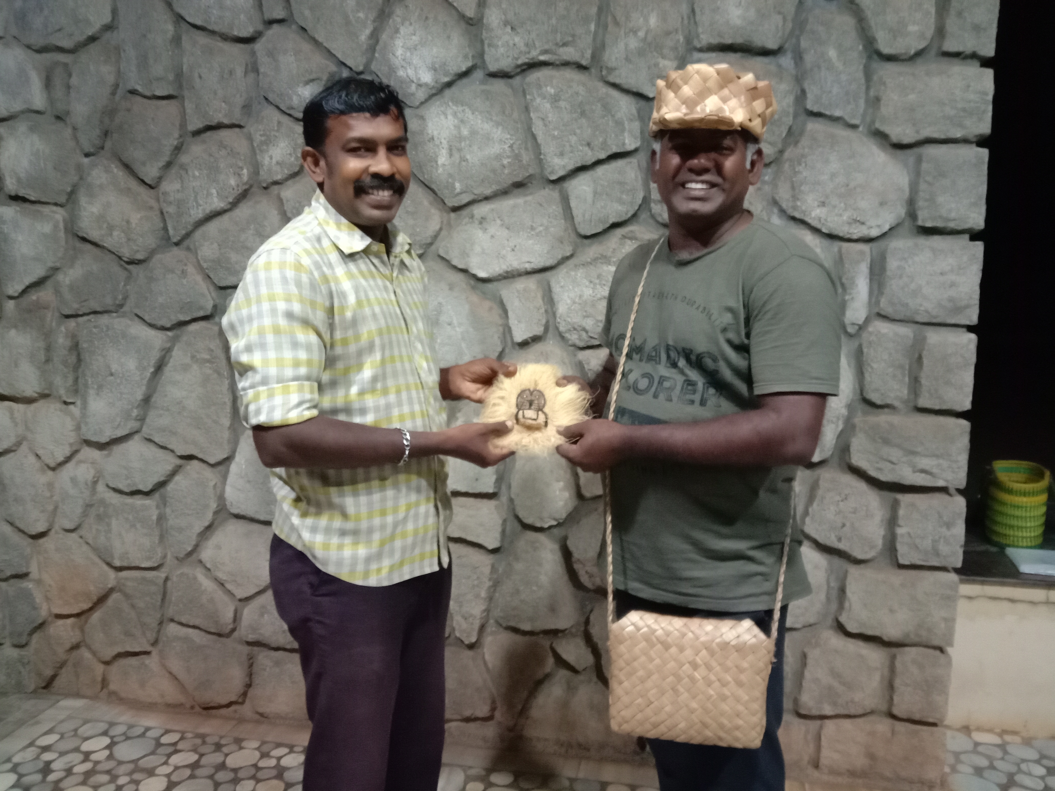 பொம்மையை பரிசாக பெற்ற காட்சன் சாமுவேல்