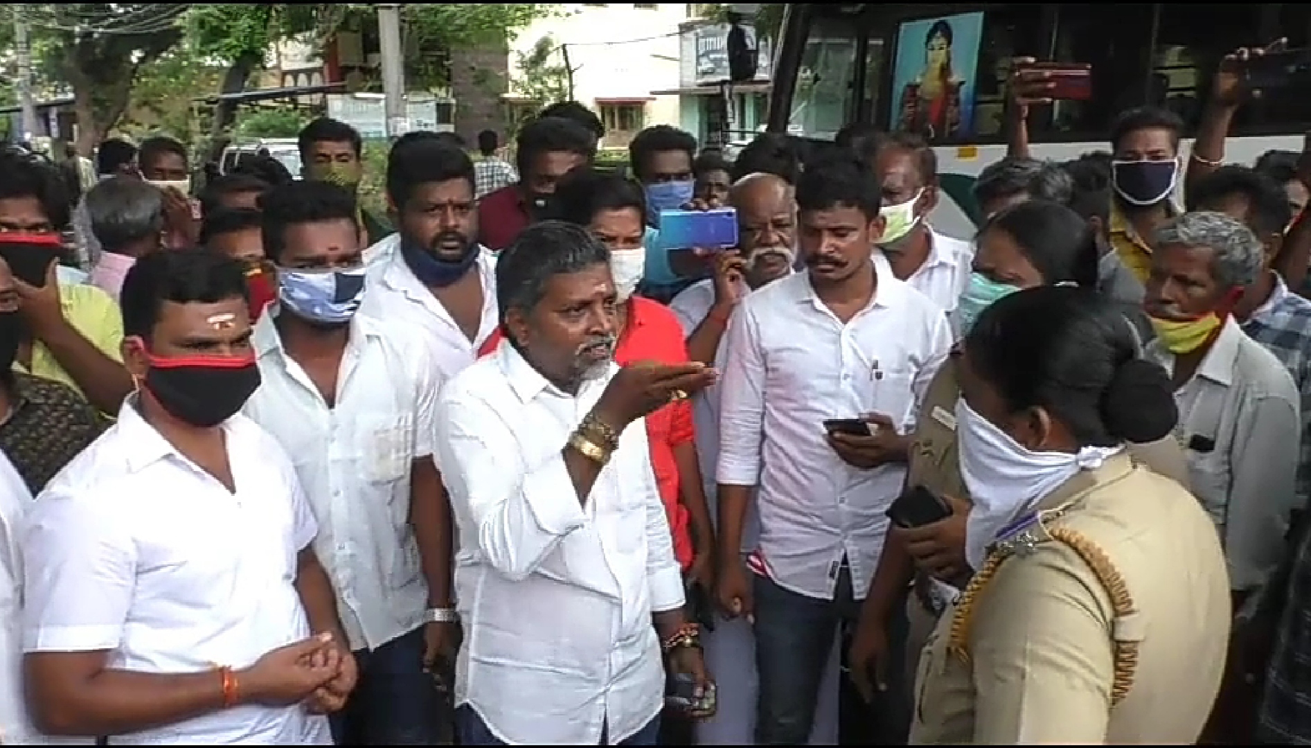 thirumangalam admk secretary got allegations on killing his driver and their family protests