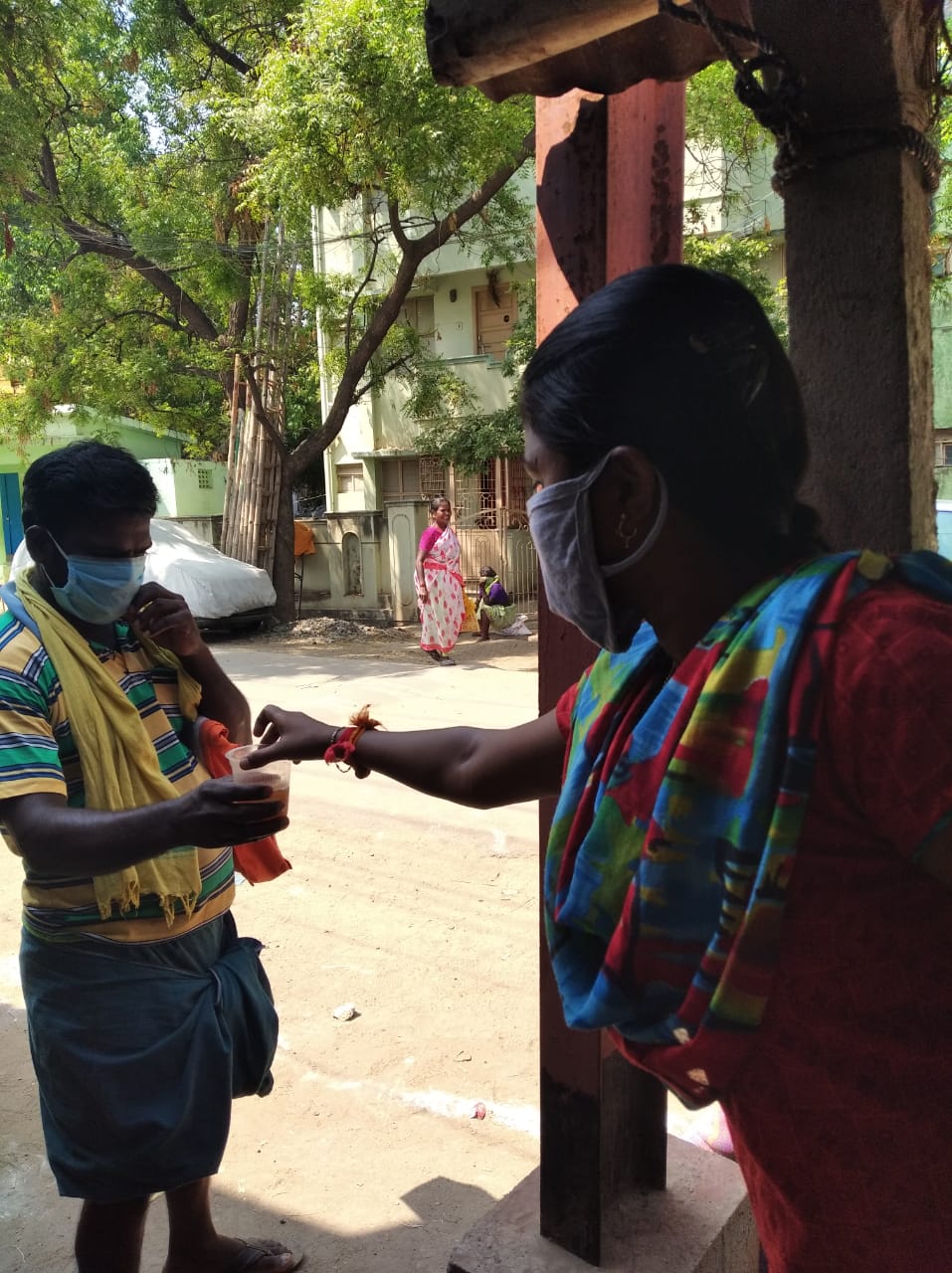 பொதுமக்களுக்கு கபசுரக் குடிநீர் வழங்கும் மாணவி சந்திரலேகா