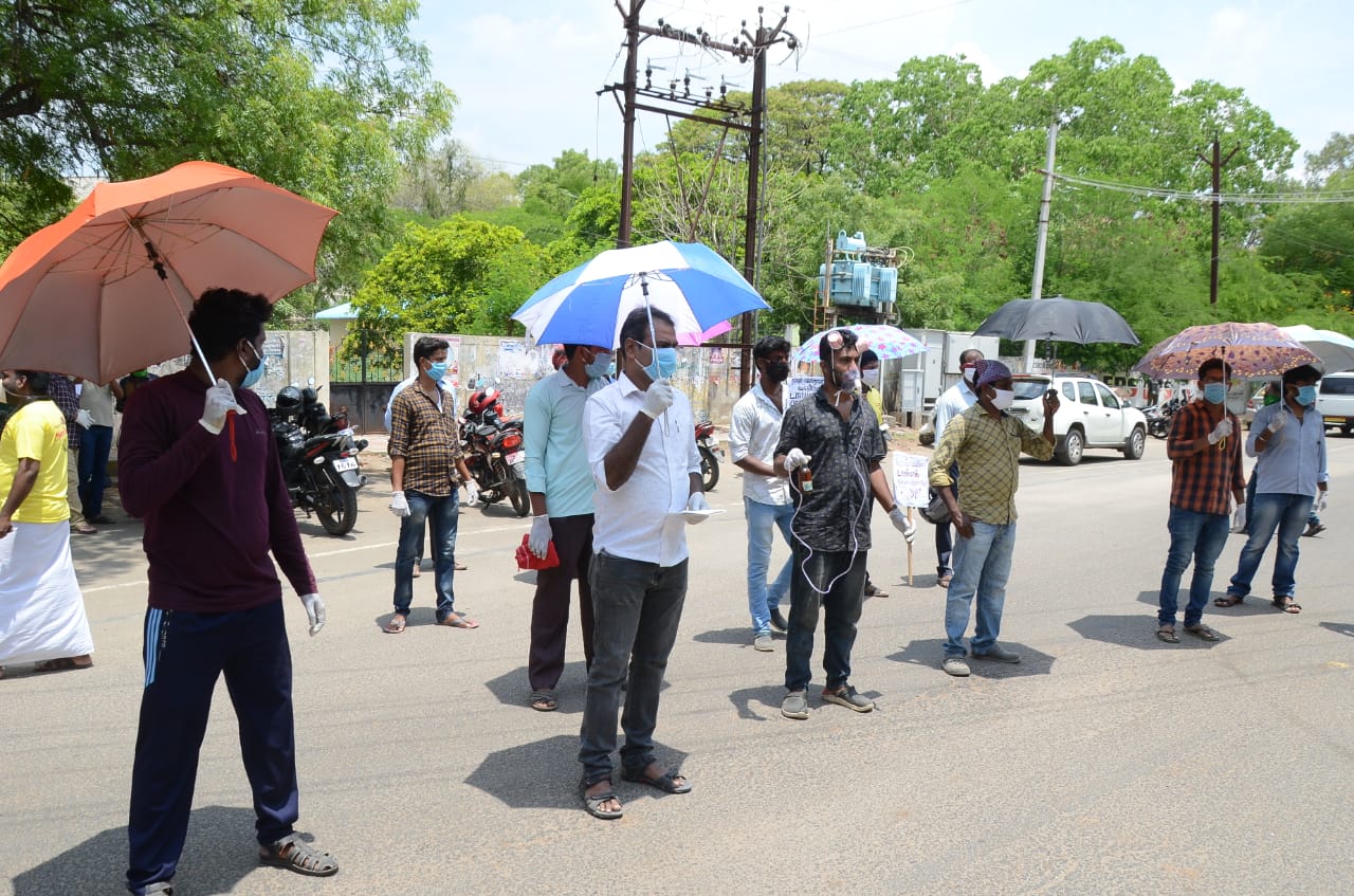 இளைஞர்களின் நூதனப் போராட்டம்