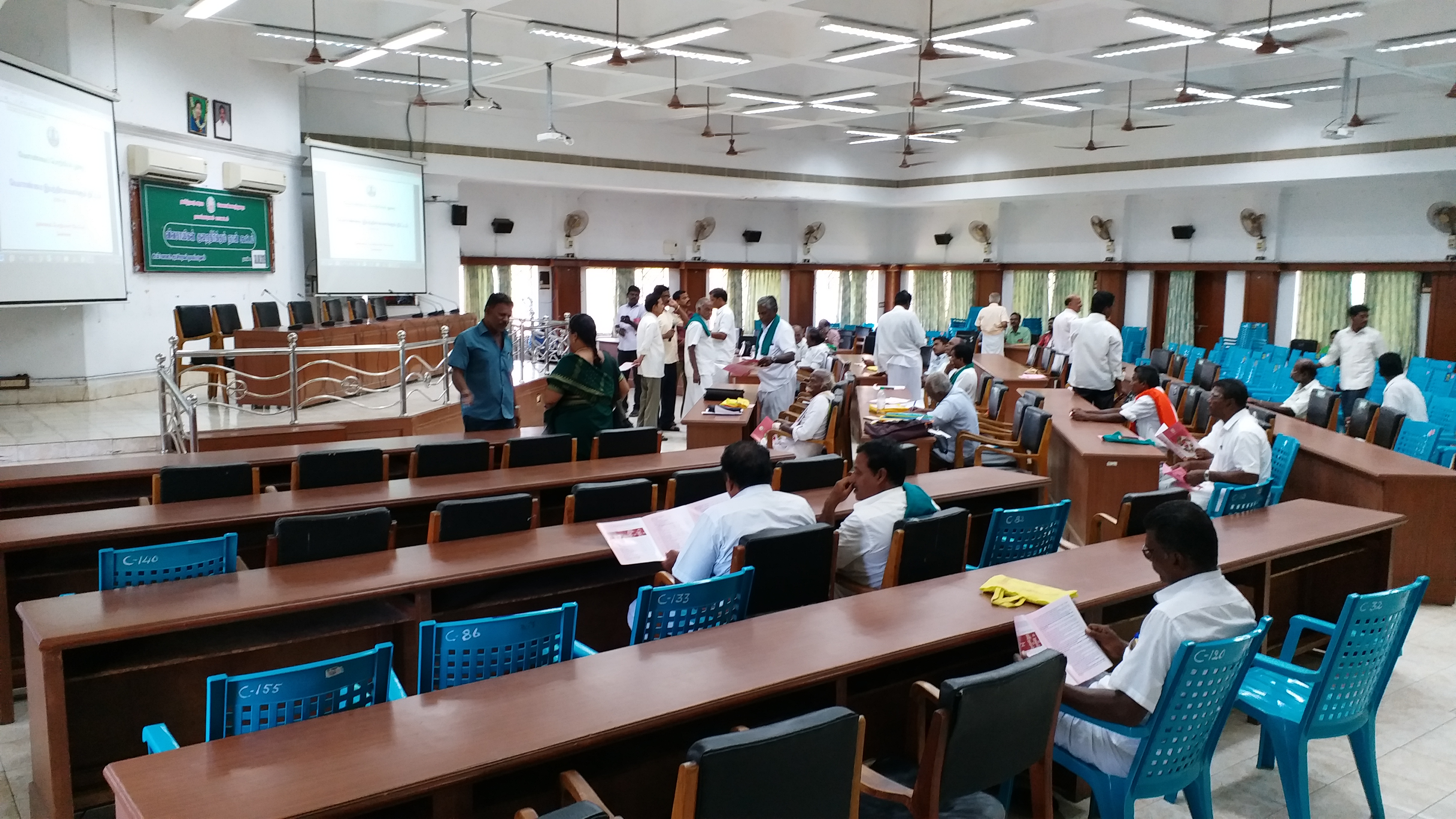 officers delayed  farmers grievances day  collector office  nagapatinam  விவசாயிகள் குறைதீர் கூட்டம்