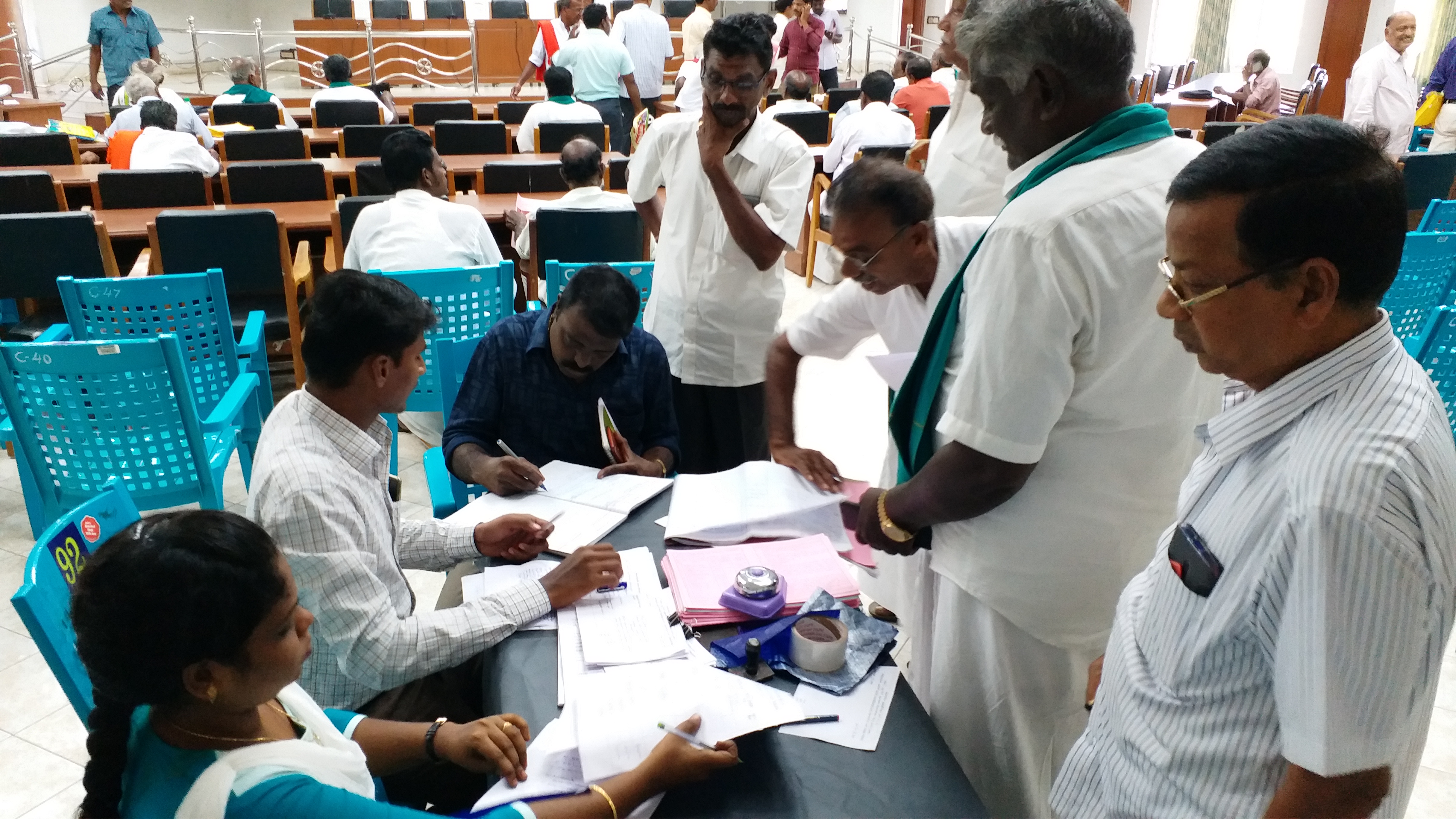 officers delayed  farmers grievances day  collector office  nagapatinam  விவசாயிகள் குறைதீர் கூட்டம்