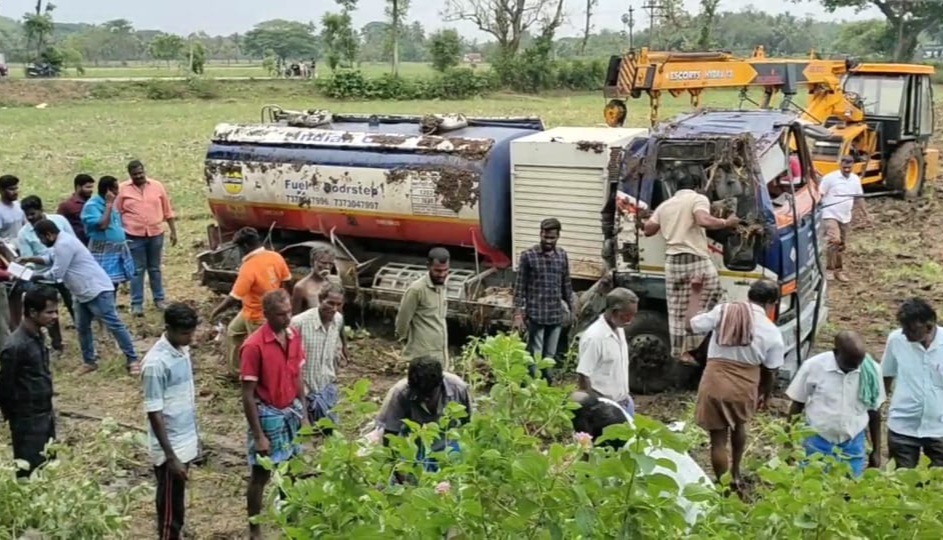 சீர்காழியில் 6 ஆயிரம் லிட்டர் டீசலுடன் டேங்கர் லாரி மின்கம்பத்தில் மோதி விபத்து