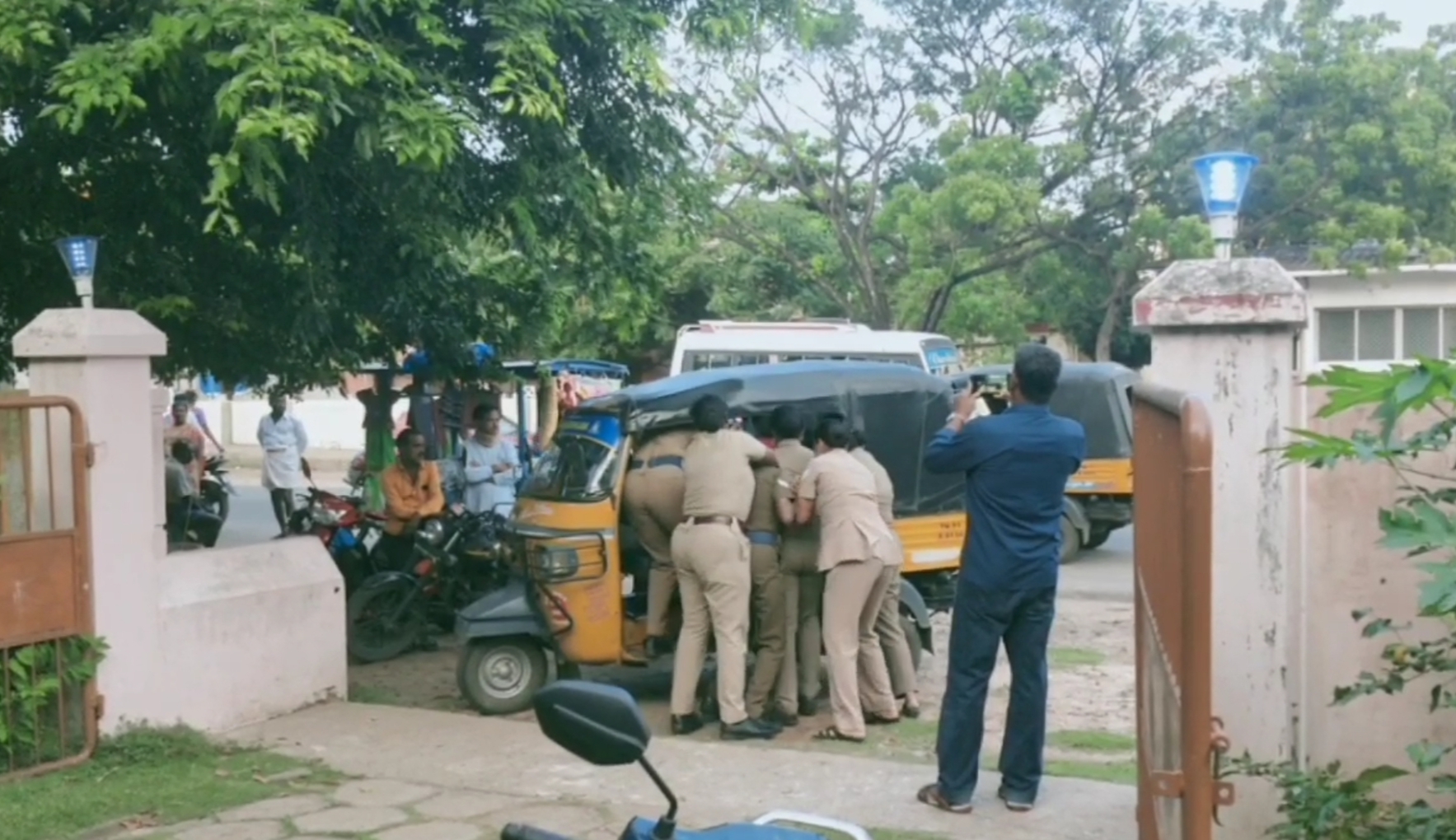 மகளிர் காவல் நிலையம் முன்பு பெண் தர்ணா