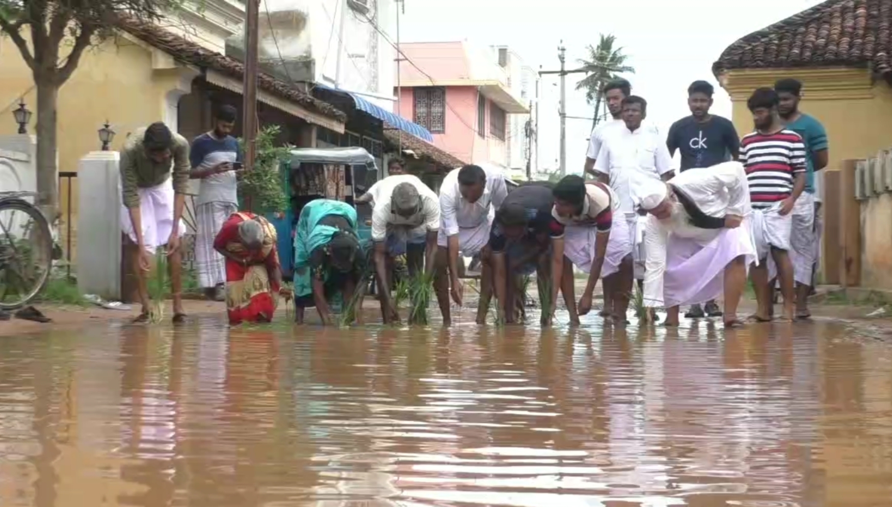 நூதன போராட்டம்