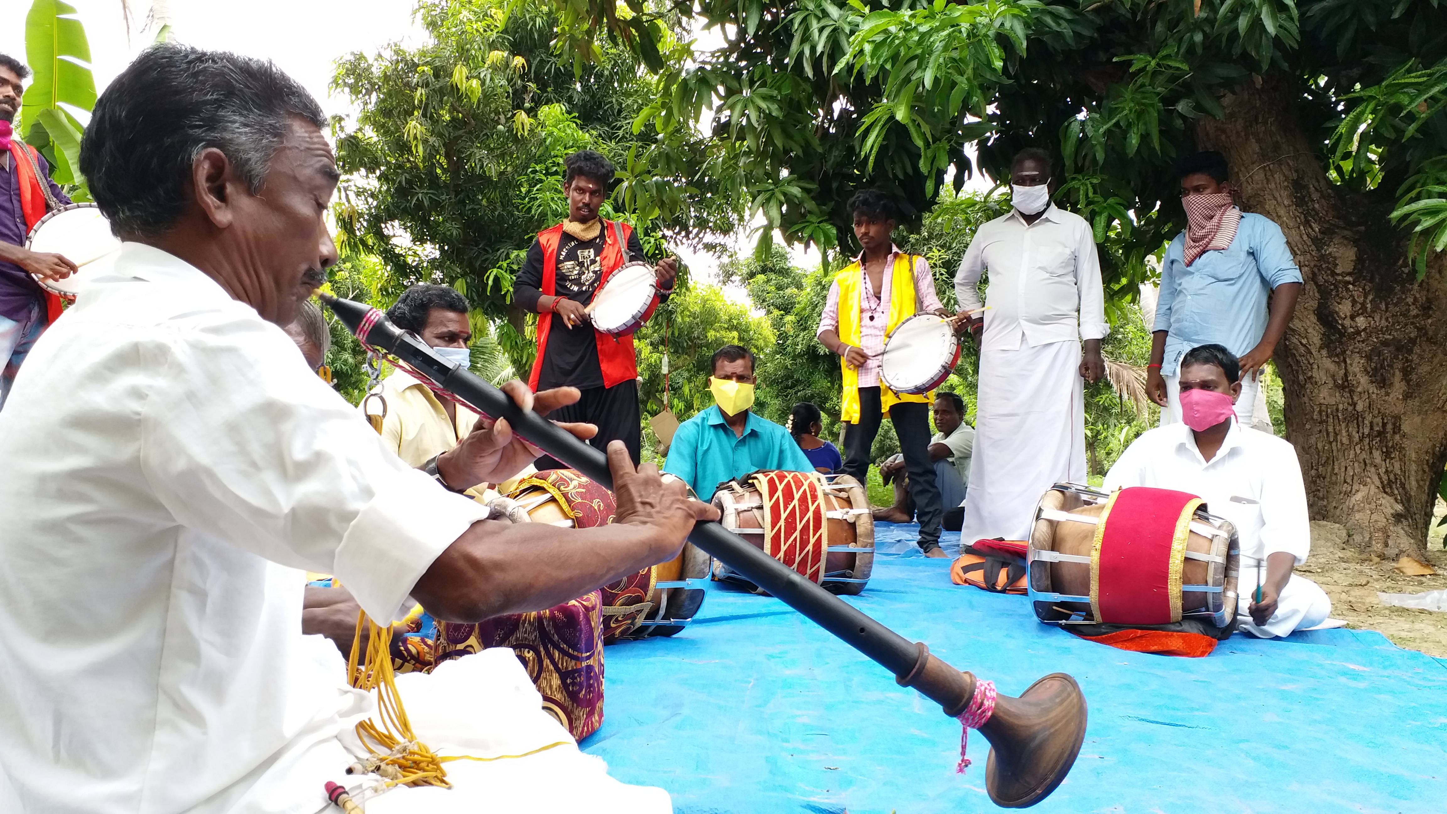 வேலையின்மையால் திண்டாடும்  நாட்டுப்புறக் கலைஞர்கள்