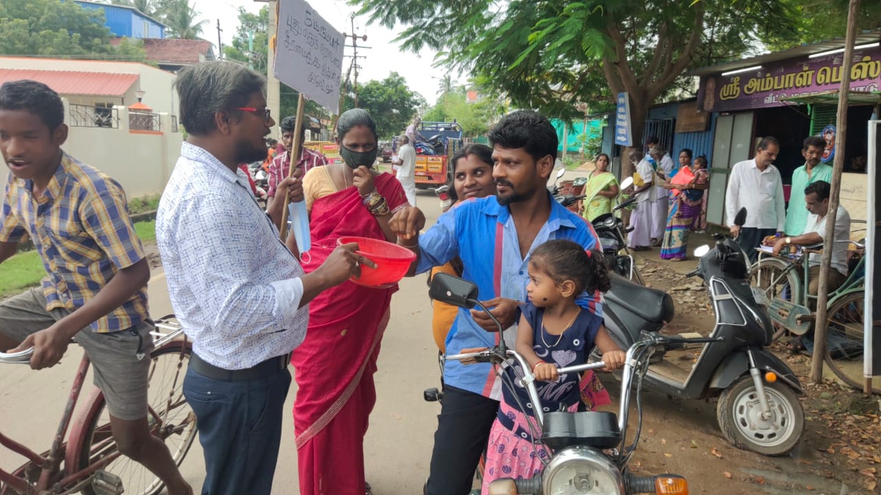 சாலையை சரிசெய்ய நிறைமாத கர்ப்பிணியுடன் வீதிவீதியாக பிச்சை கேட்ட இளைஞர்