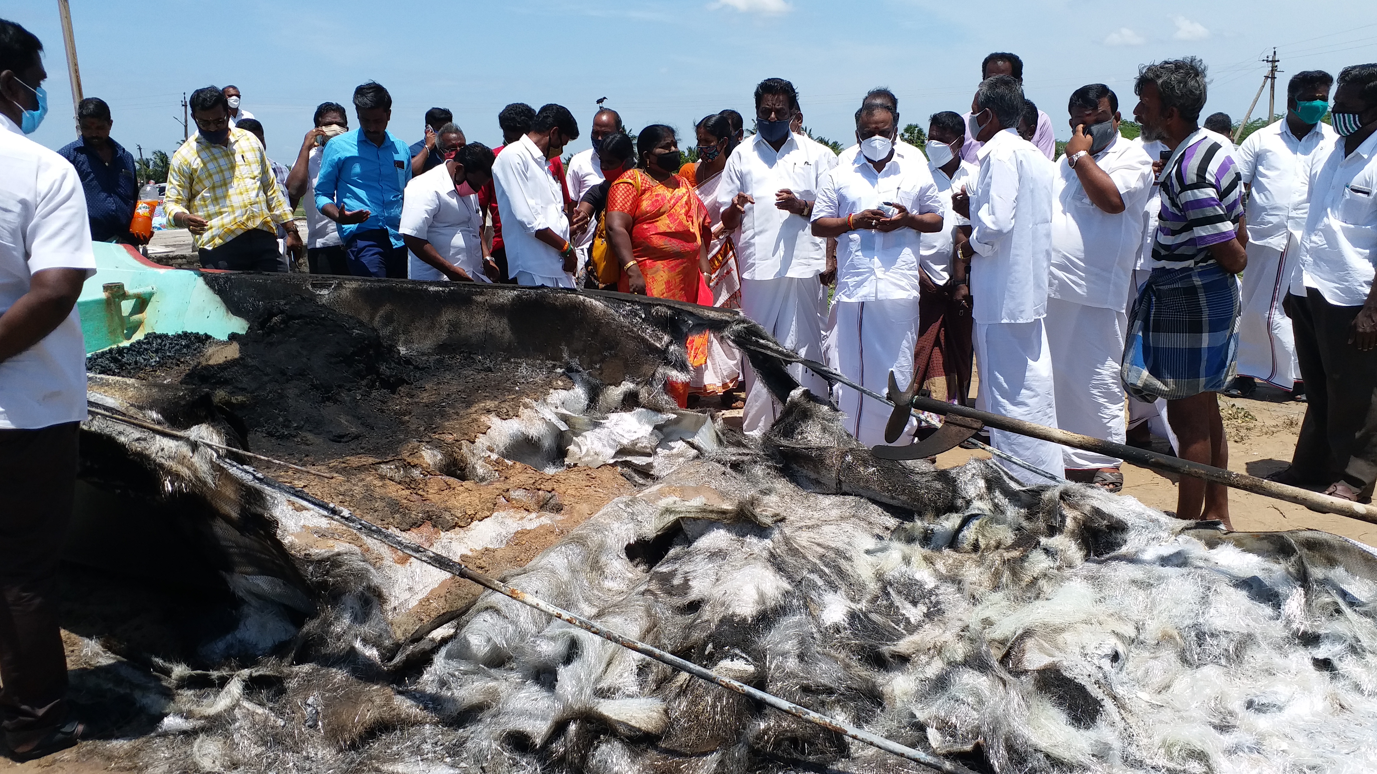 mayiladuthurai-aiadmk-district-secretary-gave-relief-fund-to-fishermen