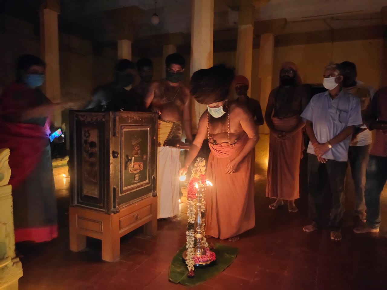 பிரதமரின் வேண்டுகோளுக்கிணங்க விளக்கேற்றிய தருமபுரம் ஆதீனம்