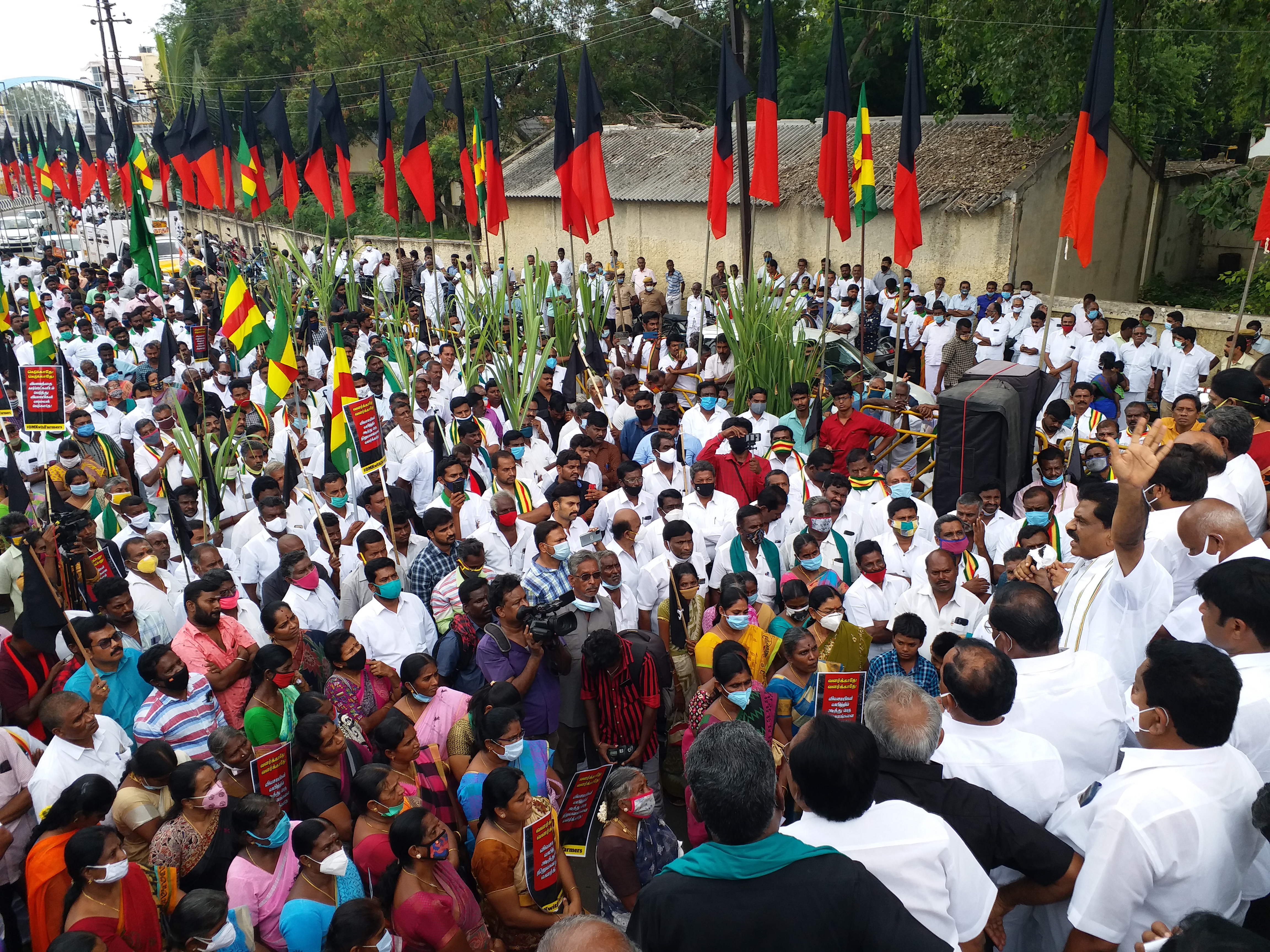 வேளாண் சட்டத்தை திரும்ப பெறக்கோரி திமுக ஆர்ப்பாட்டம்!