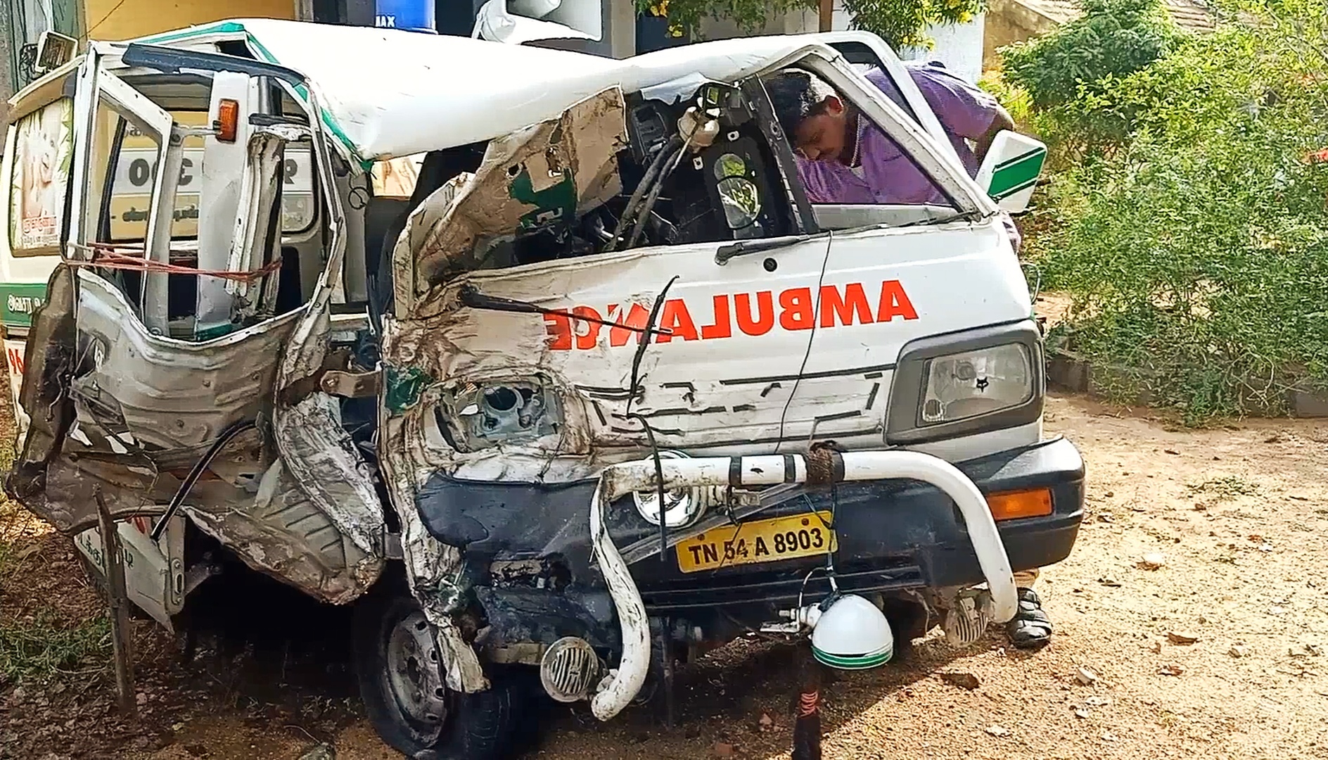 Paramathi vellur ambulance accident