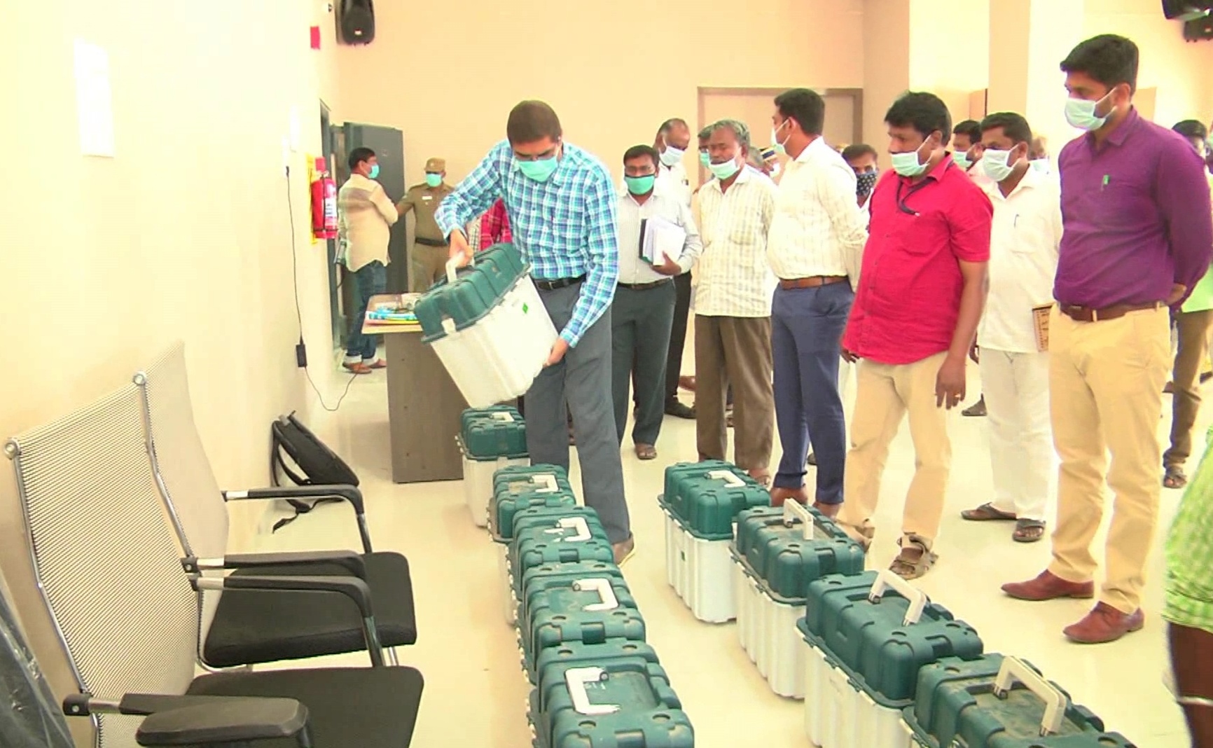 Namakkal Polling machines locked and seal Polling machines locked and seal Namakkal Polling machines வாக்குப்பதிவு இயந்திரங்கள் பூட்டி சீல் வைப்பு நாமக்கல்