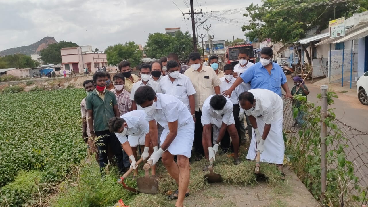 Thiruchengode  namakkal Thiruchengode amman lake  namakkal news  namakkal latest news  Thiruchengode Amman lake mass cleaning  நாமக்கல் செய்திகள்  நாமக்கல் திருச்செங்கோடு அம்மன் குளம்  திருச்செங்கோடு அம்மன் குளத்தை சீரமைக்கும் பணி  நாமக்கல் செய்திகள்