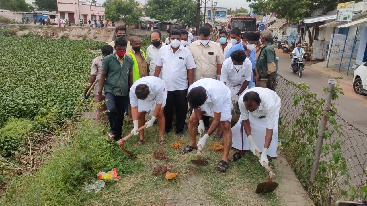 Thiruchengode  namakkal Thiruchengode amman lake  namakkal news  namakkal latest news  Thiruchengode Amman lake mass cleaning  நாமக்கல் செய்திகள்  நாமக்கல் திருச்செங்கோடு அம்மன் குளம்  திருச்செங்கோடு அம்மன் குளத்தை சீரமைக்கும் பணி  நாமக்கல் செய்திகள்