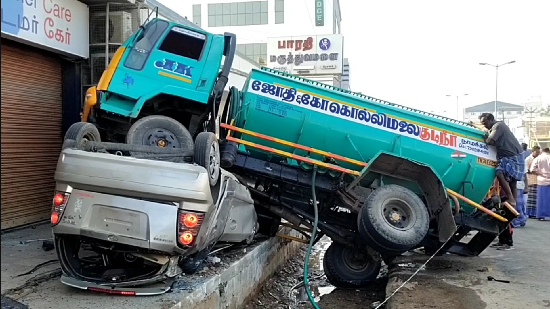 அப்பளம் போல் நொறுங்கிய கார்