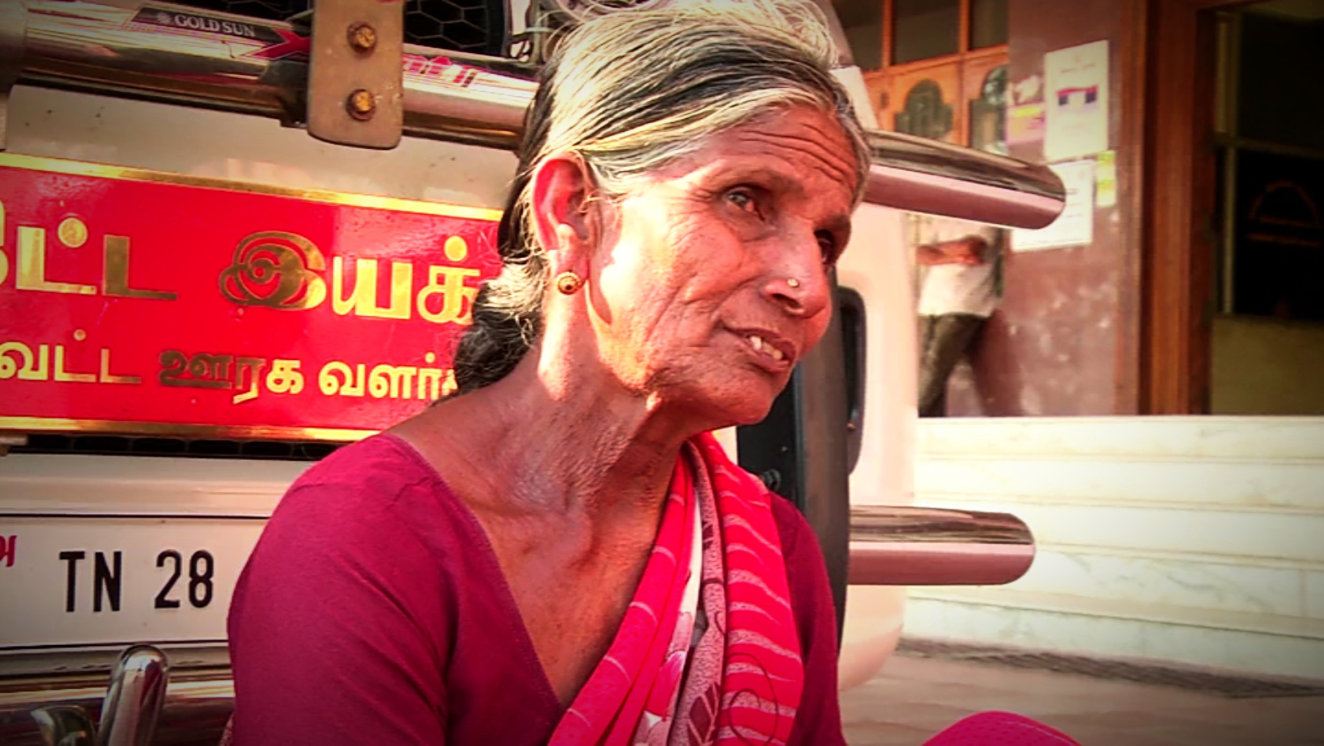 old woman sat on dharna in namakkal collectorate for her land compensation money!