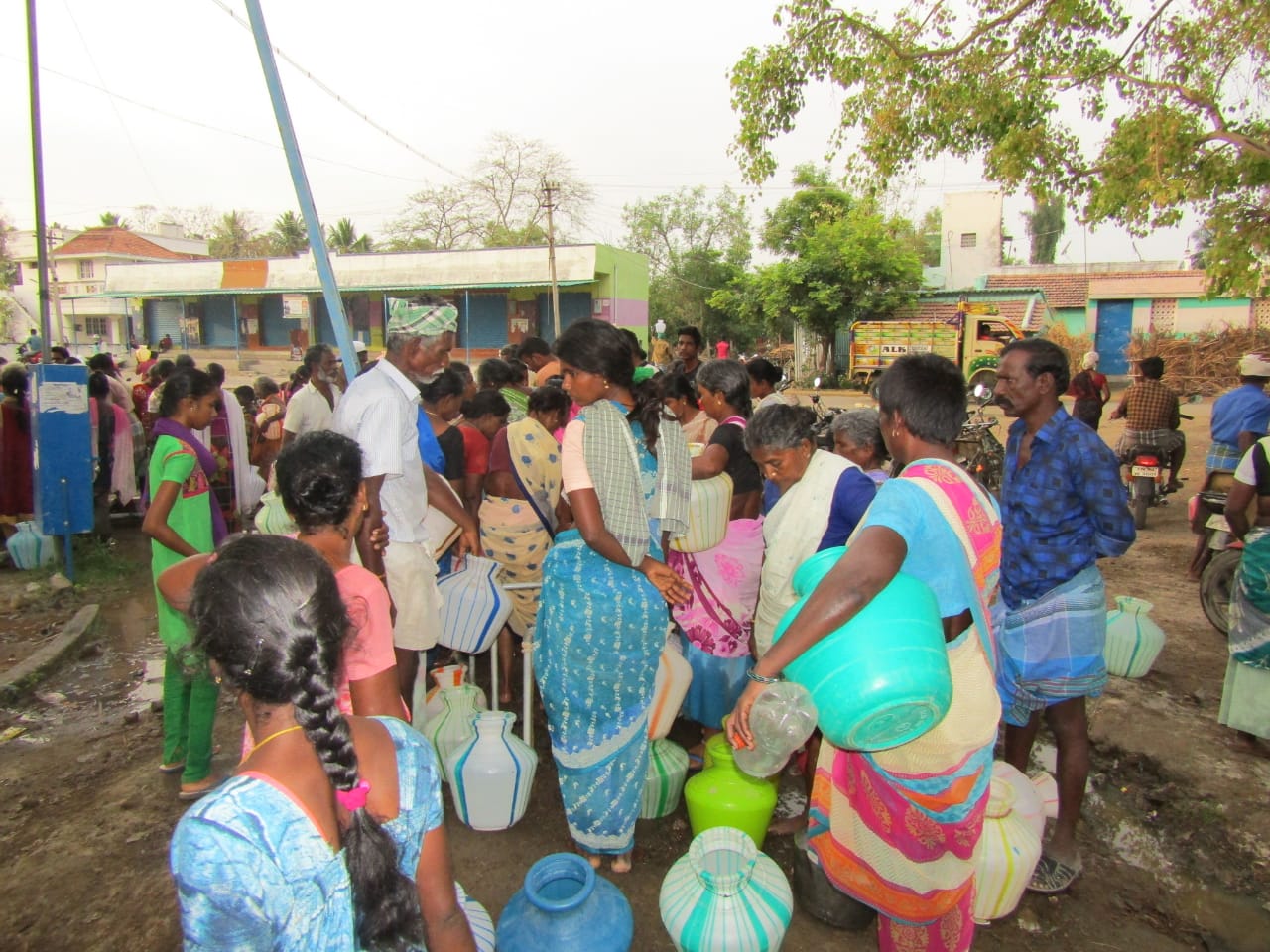 குடிநீருக்காக சமூக இடைவெளியை மறந்த மக்கள்