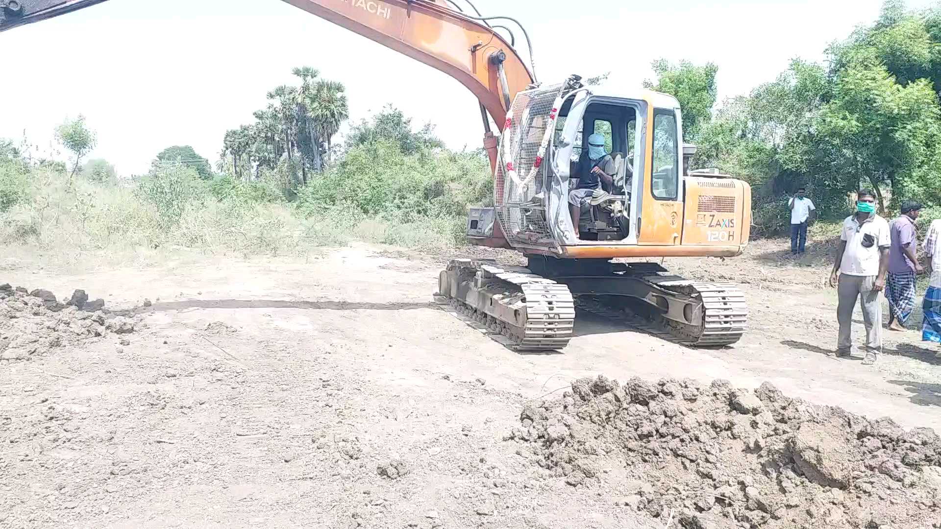 செங்குணம் பெரிய ஏரியில் நடைபெறும் குடிமராமத்துப் பணிகள்