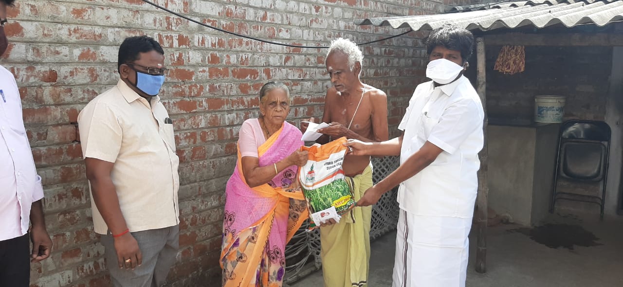 MLA Tamizhselvan supports old aged couple and gave relief fund