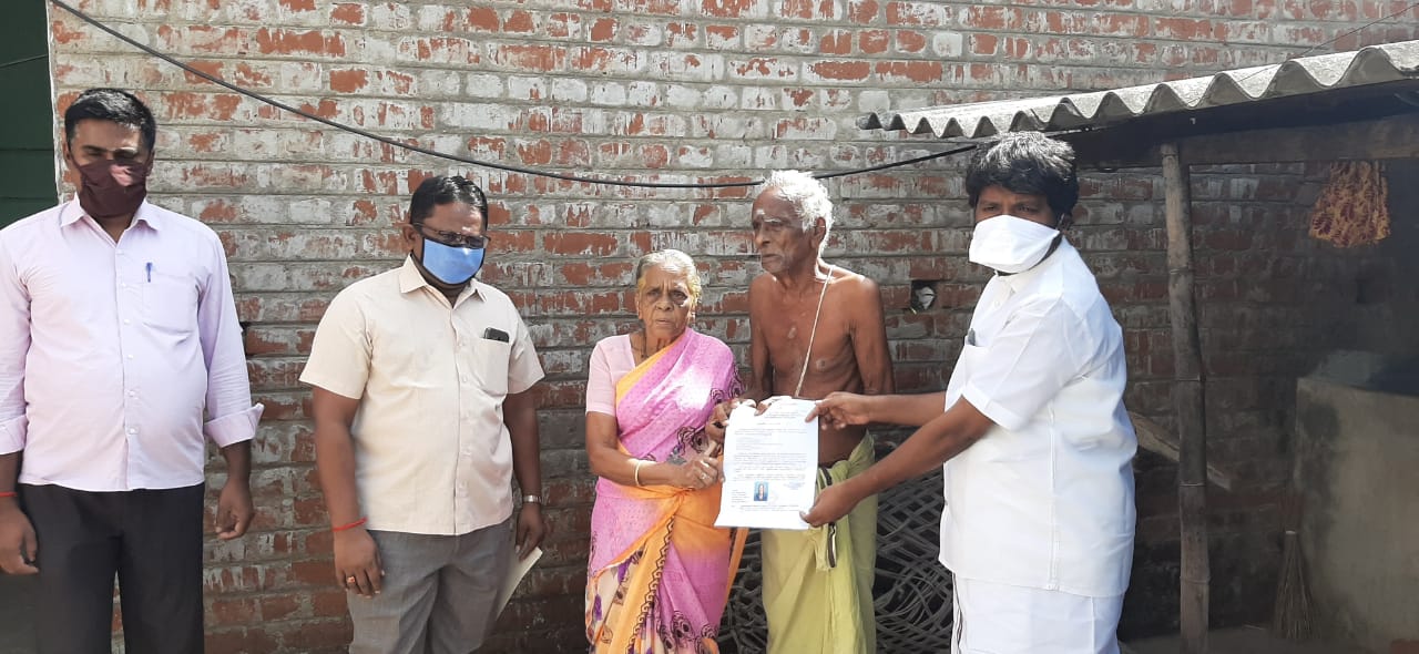 MLA Tamizhselvan supports old aged couple and gave relief fund