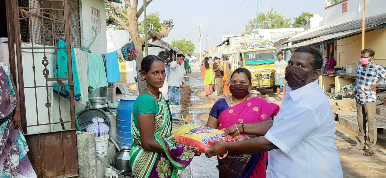 அரிசி சிப்பம் வழங்கிய தலைவர்