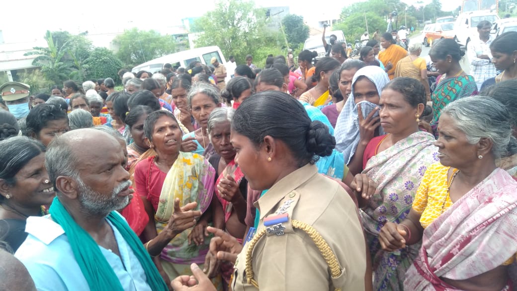 Public road blockade for condemning the police in perambalur