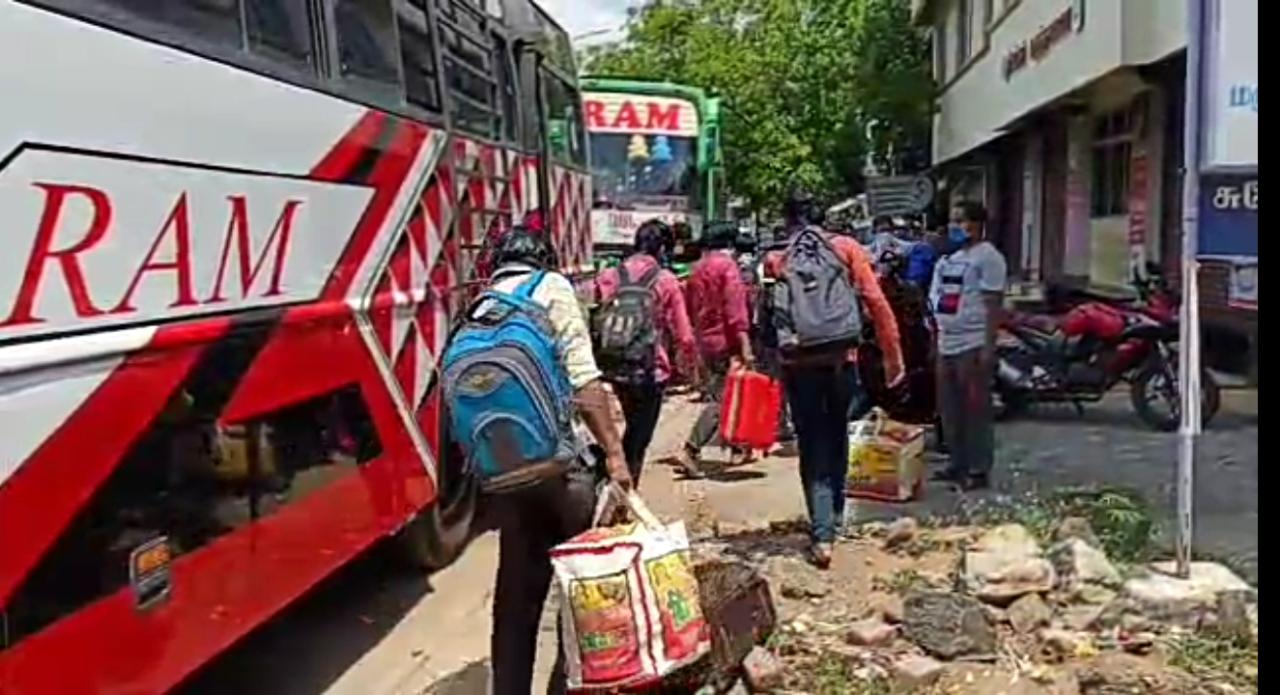 பேருந்துகளில் புறறப்பட தயாரா உள்ள புலம் பெயர்ந்த தொழிலாளர்கள்