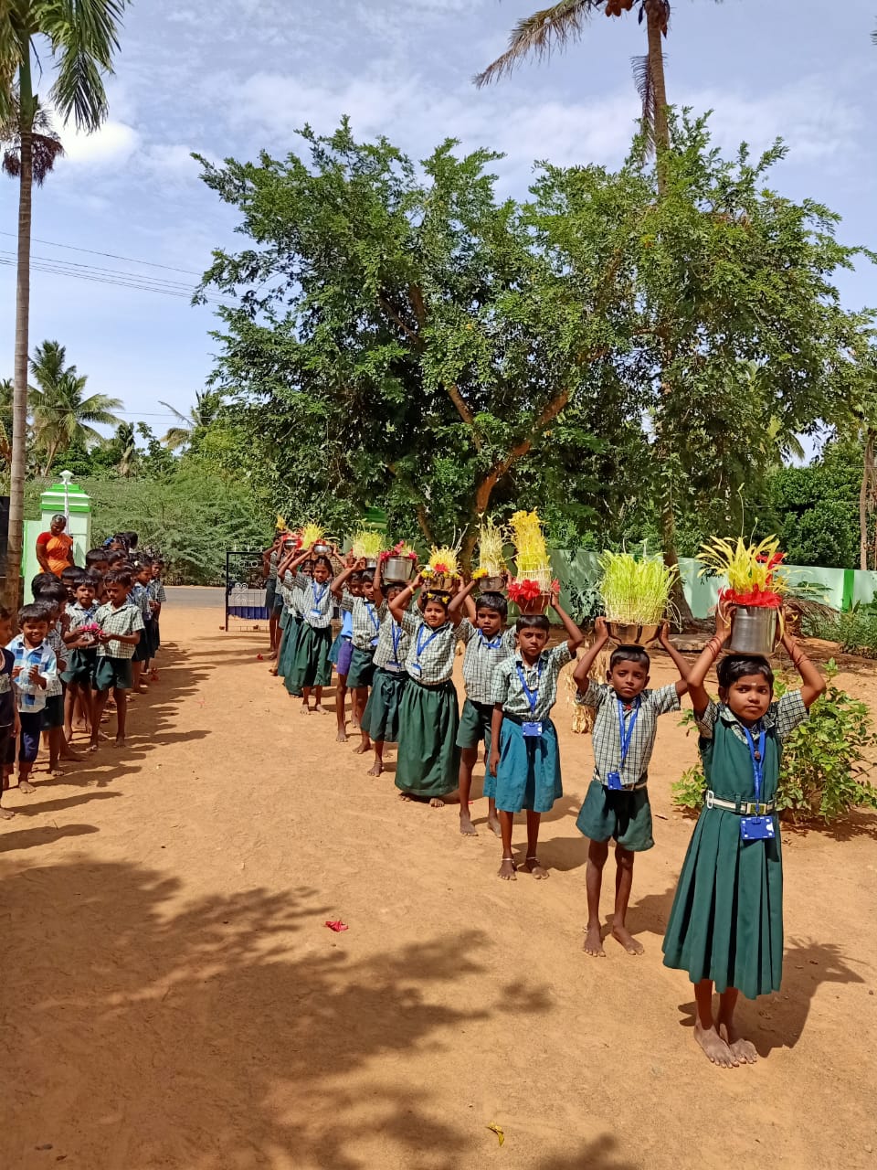 முளைப்பாரி தூக்கி வரும் குழந்தைகள்