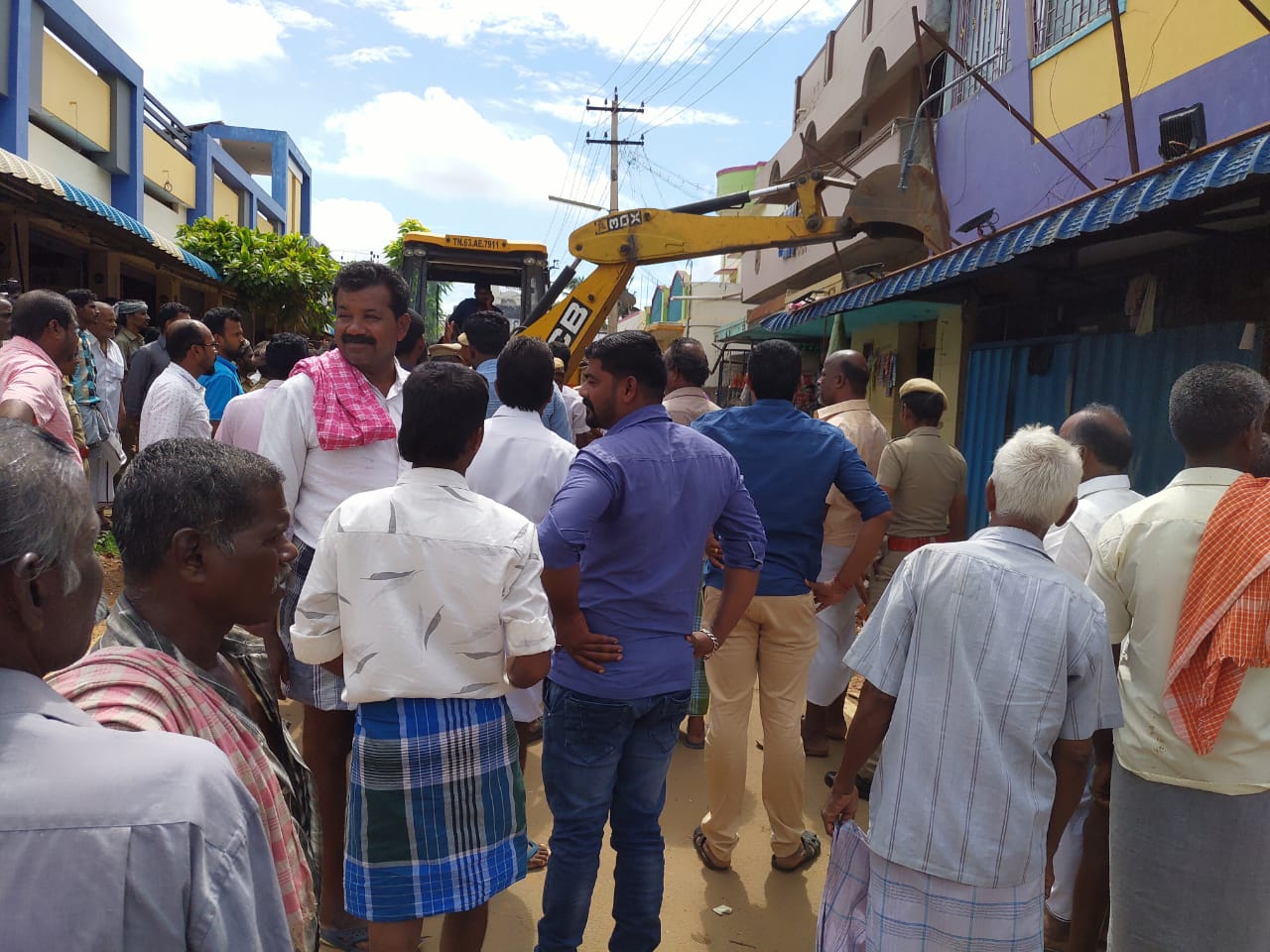 pudukottai near Alangudi shopkeepers road siege for removing encrochments