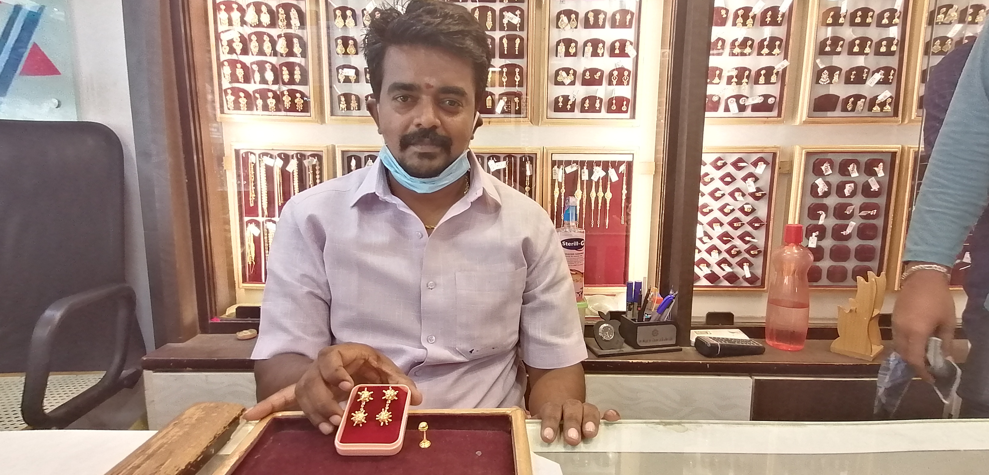 corona earrings made by jewelry shop owner in pudhukottai