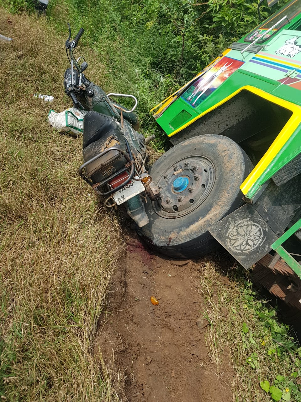 pudukkottai in annavasal tipper lorry hit bike accident case one farmer died another injured