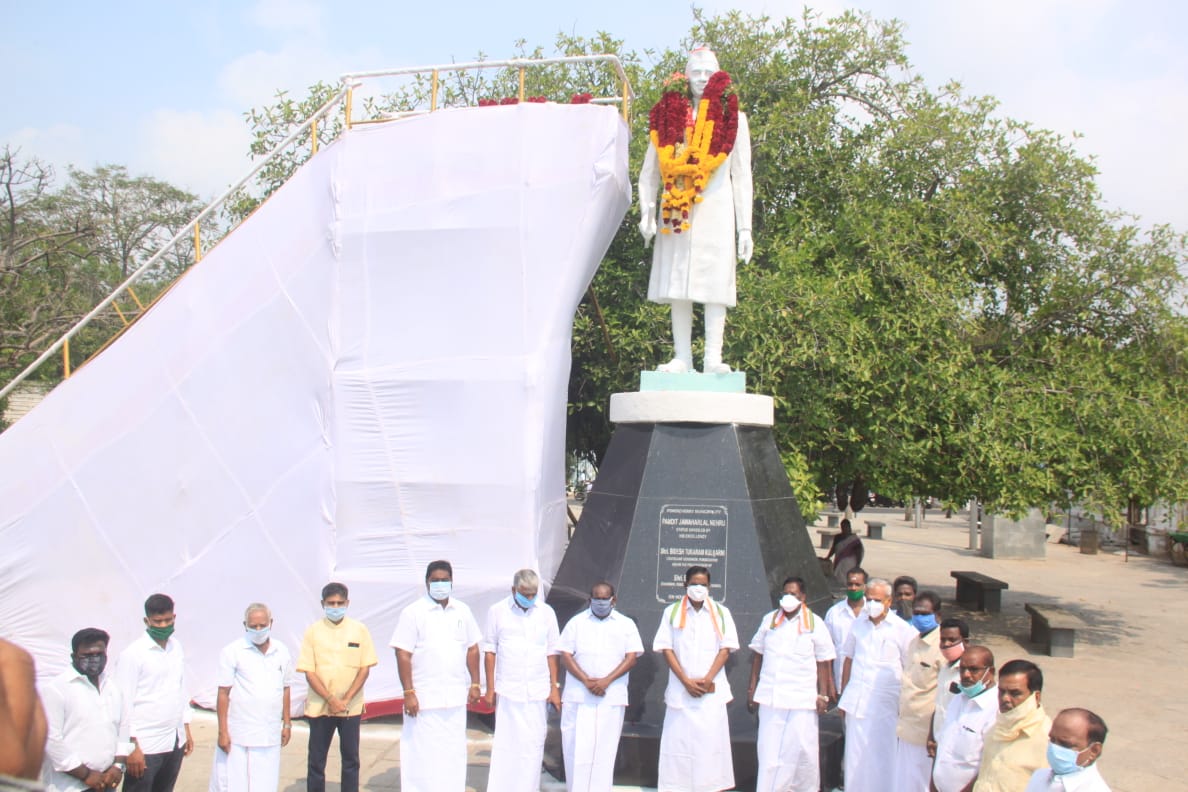 முன்னாள் பிரதமர் ஜவஹர்லால் நேருவின் நினைவு தினம், முதலமைச்சர் நாராயணசாமி மாலை அணிவித்து மரியாதை