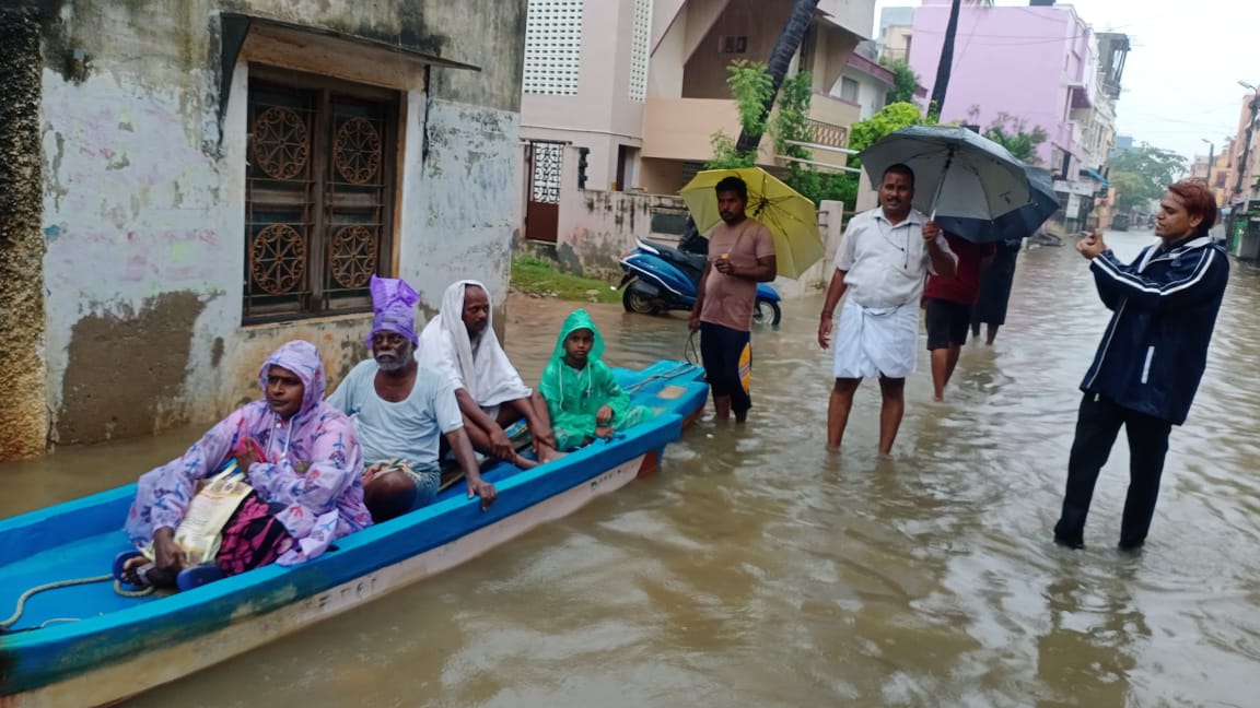 மழை நீரில் படகுசவாரி தொடங்கிய இளைஞர்