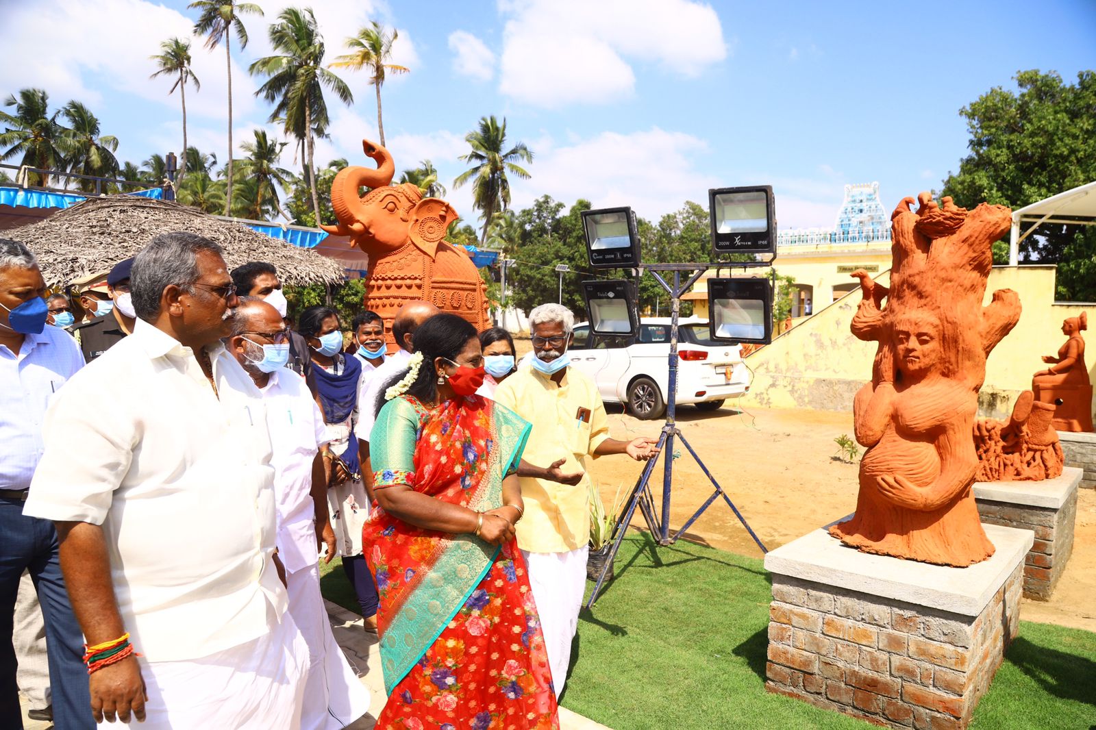 karnataka uniform issue tamilisai soundararajan tamilisai talks about karnataka uniform issue மாணவர்களின் சீருடை விவகாரம் கர்நாடக மாணவர்களின் சீருடை விவகாரம் சீருடை சர்ச்சை தமிழிசை சௌந்தரராஜன் சீருடை சர்ச்சை குறித்து பேசிய தமிழிசை சௌந்தரராஜன்