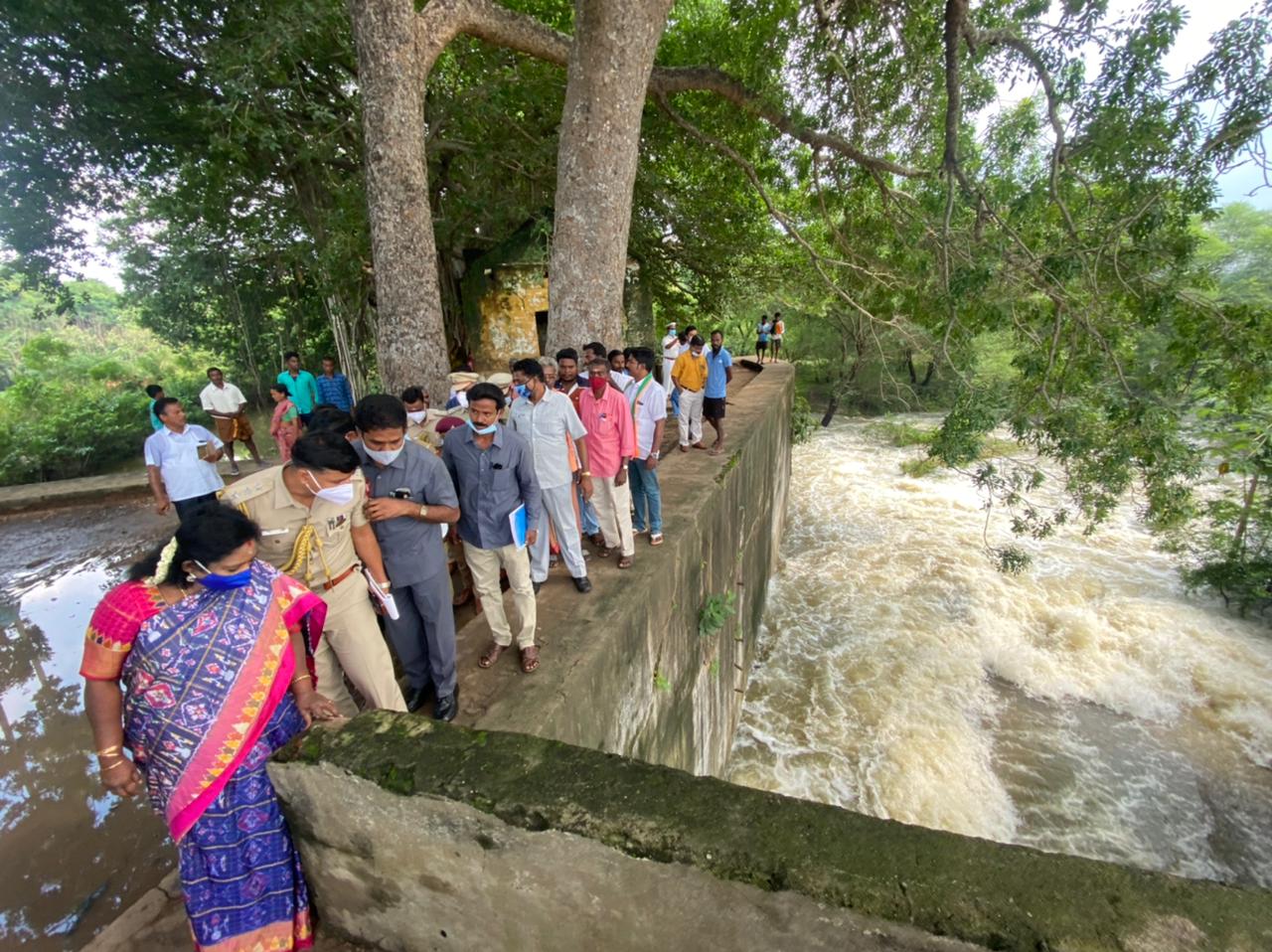 புதுச்சேரியிலும் பருவ மழை தொடங்கியுள்ள நிலையில் கடந்த இரண்டு நாள்களாக பெய்த கனமழையின் விளைவாக ஊசுடு ஏரிக்கான நீர் வரத்து அதிகரித்துள்ளது. இதனையடுத்து அங்குள்ள நீர்நிலைகளை துணைநிலை ஆளுநர்  தமிழிசை சௌந்தரராஜன் பார்வையிட்டார்.