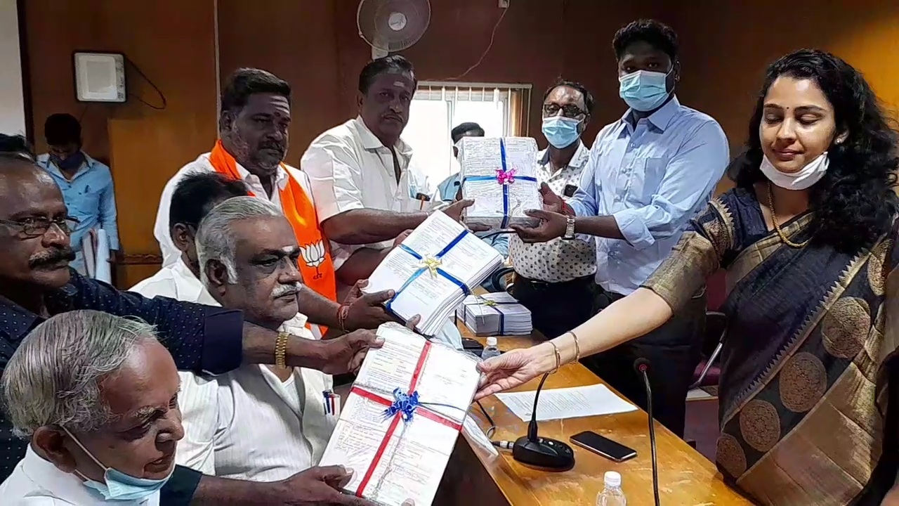 வெளியிட்ட மாவட்ட ஆட்சியர், பூர்வா கார்க்